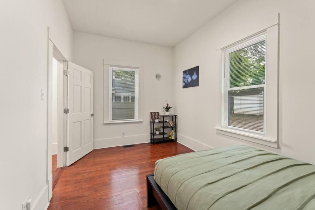 Your Cozy Retreat, 10 Mins From Downtown Apartment *