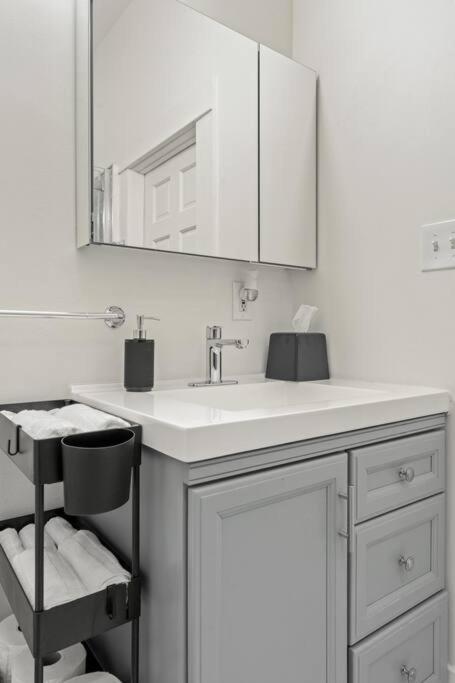 Your Cozy Retreat, 10 Mins From Downtown