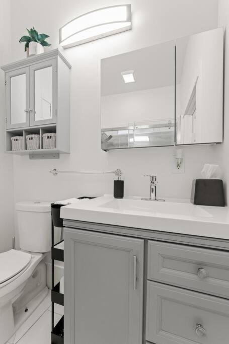 Apartment Your Cozy Retreat, 10 Mins From Downtown *