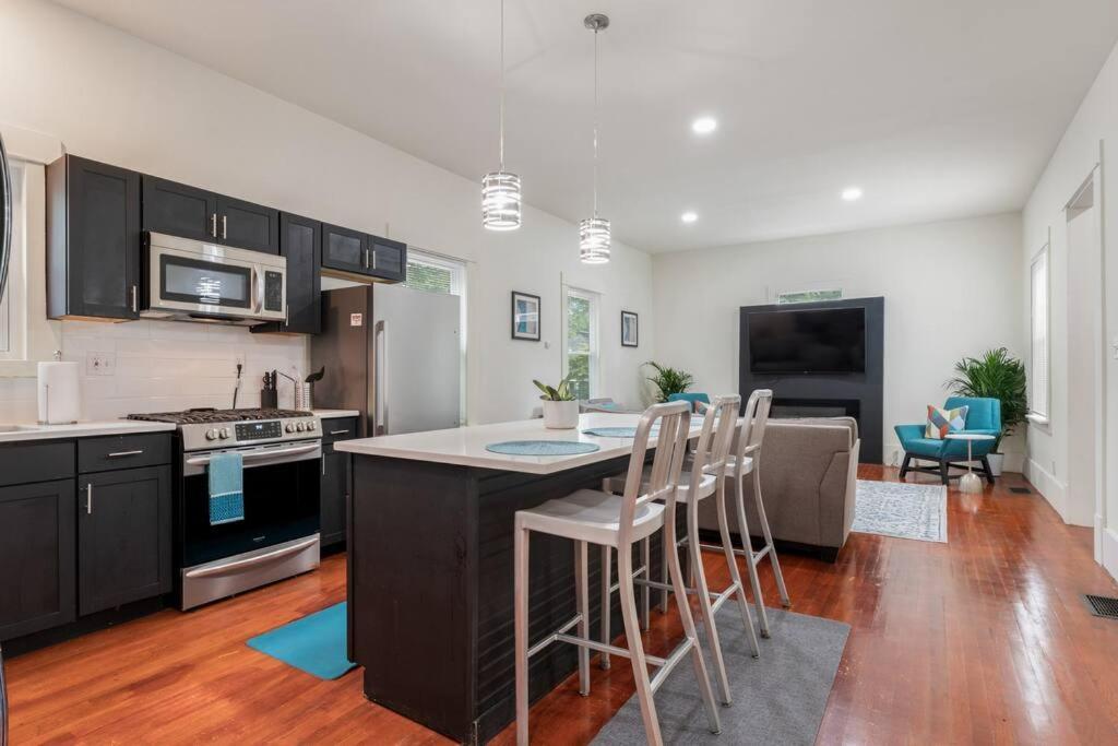 Your Cozy Retreat, 10 Mins From Downtown Apartment