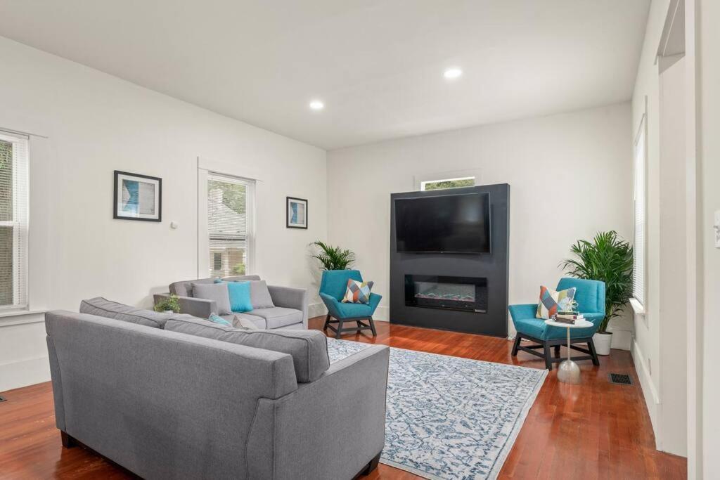 Your Cozy Retreat, 10 Mins From Downtown Apartment *