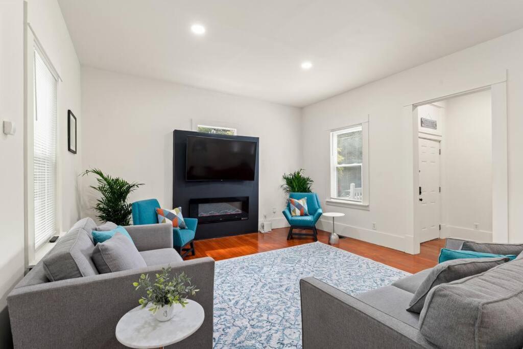 Your Cozy Retreat, 10 Mins From Downtown Apartment *