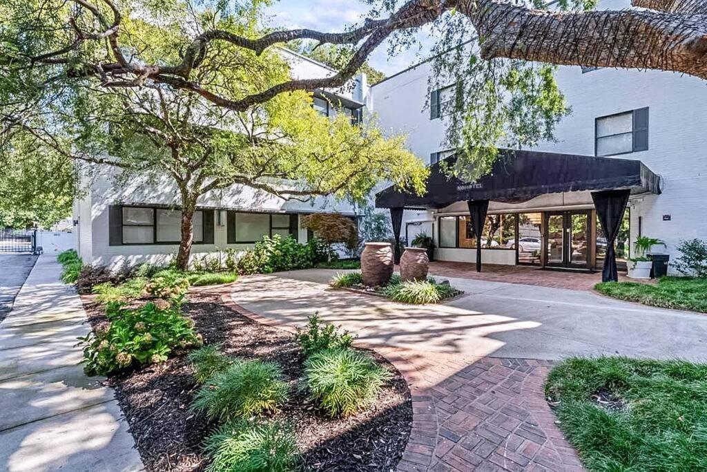Art Deco-inspired Getaway In Buckhead *