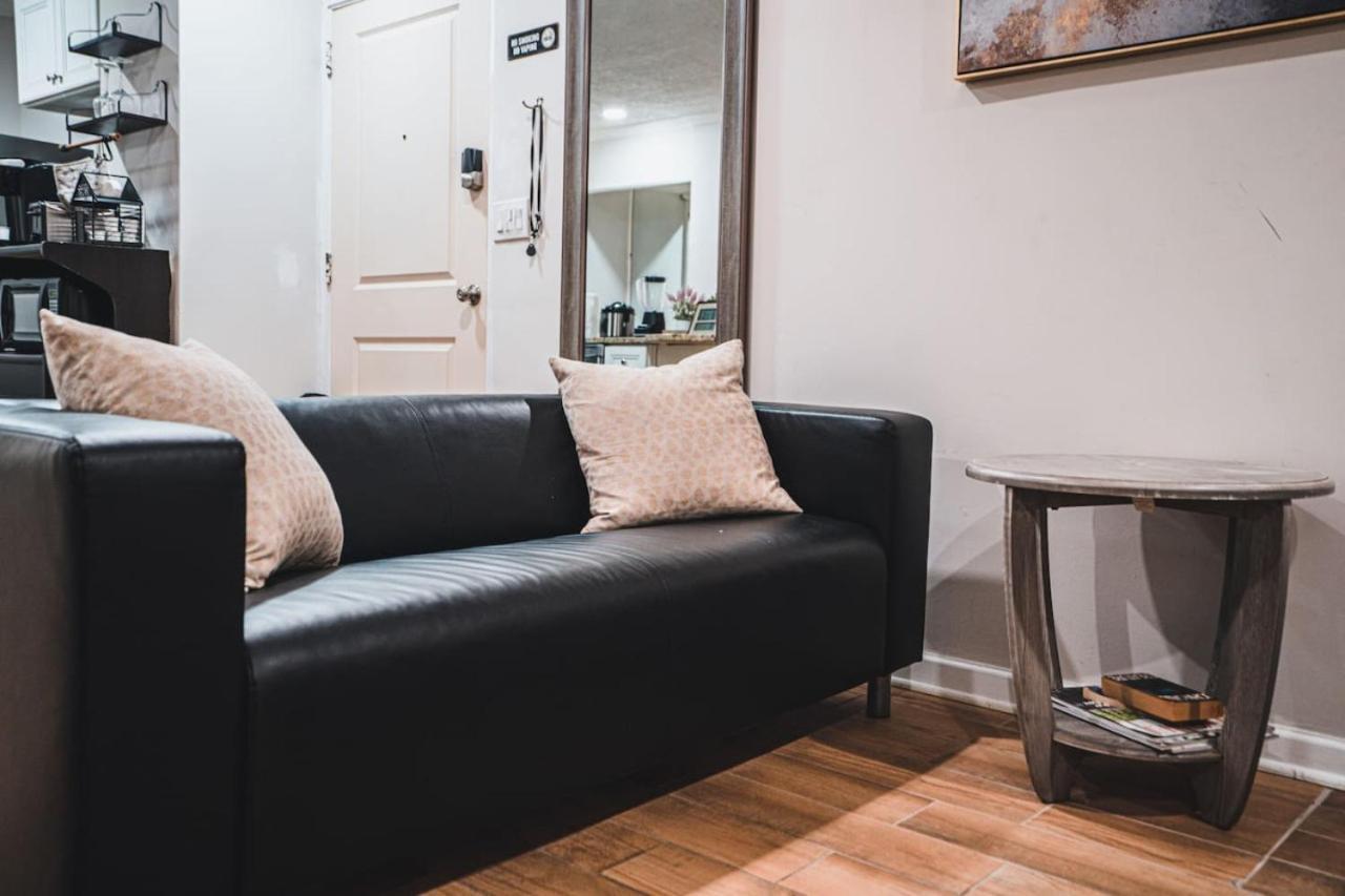 Downtown Studio, Skyline View, Walk To Attractions Apartment