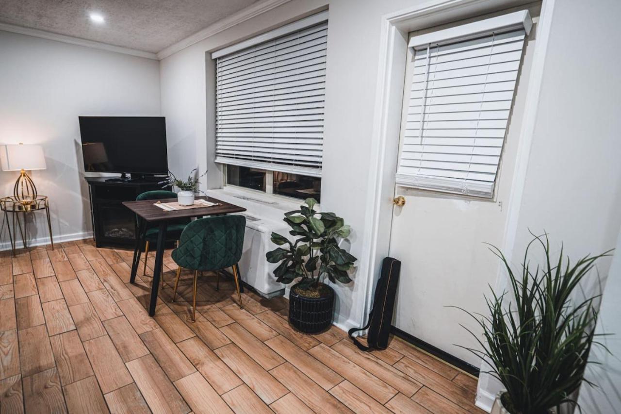 Downtown Studio, Skyline View, Walk To Attractions Apartment *