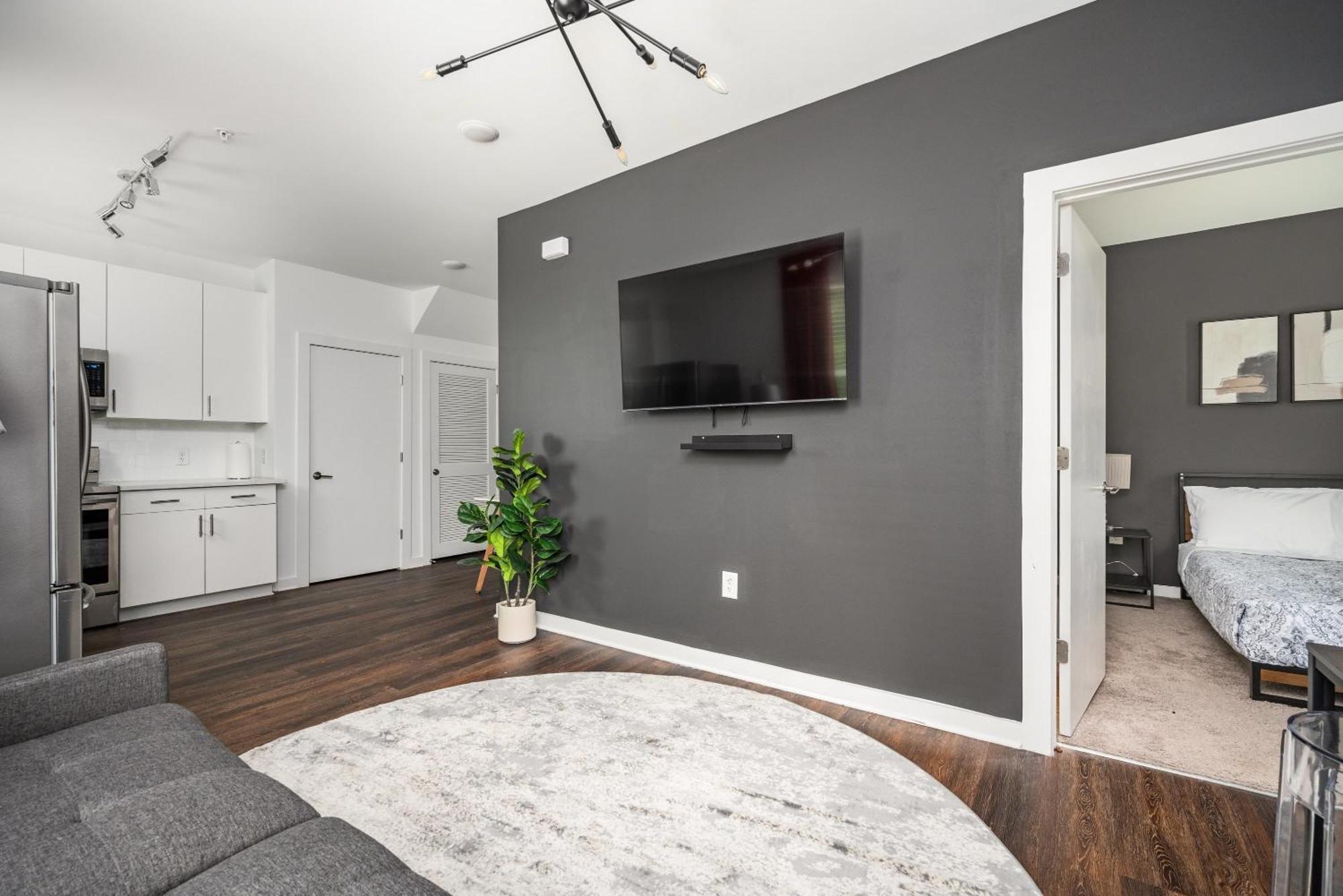 Holiday home Luxury 1b1b Balcony Downtown 542blvd *