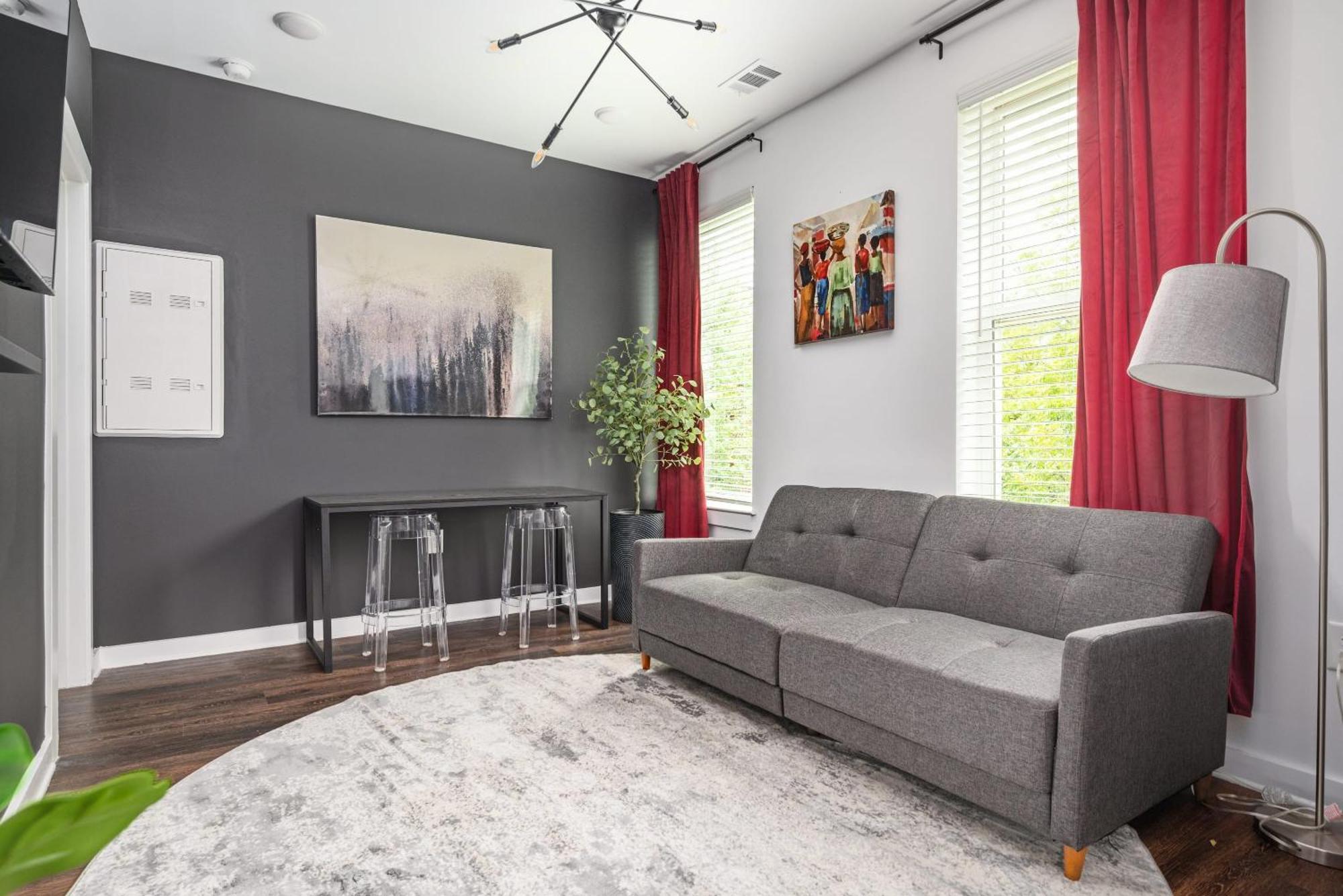 Holiday home Luxury 1b1b Balcony Downtown 542blvd *
