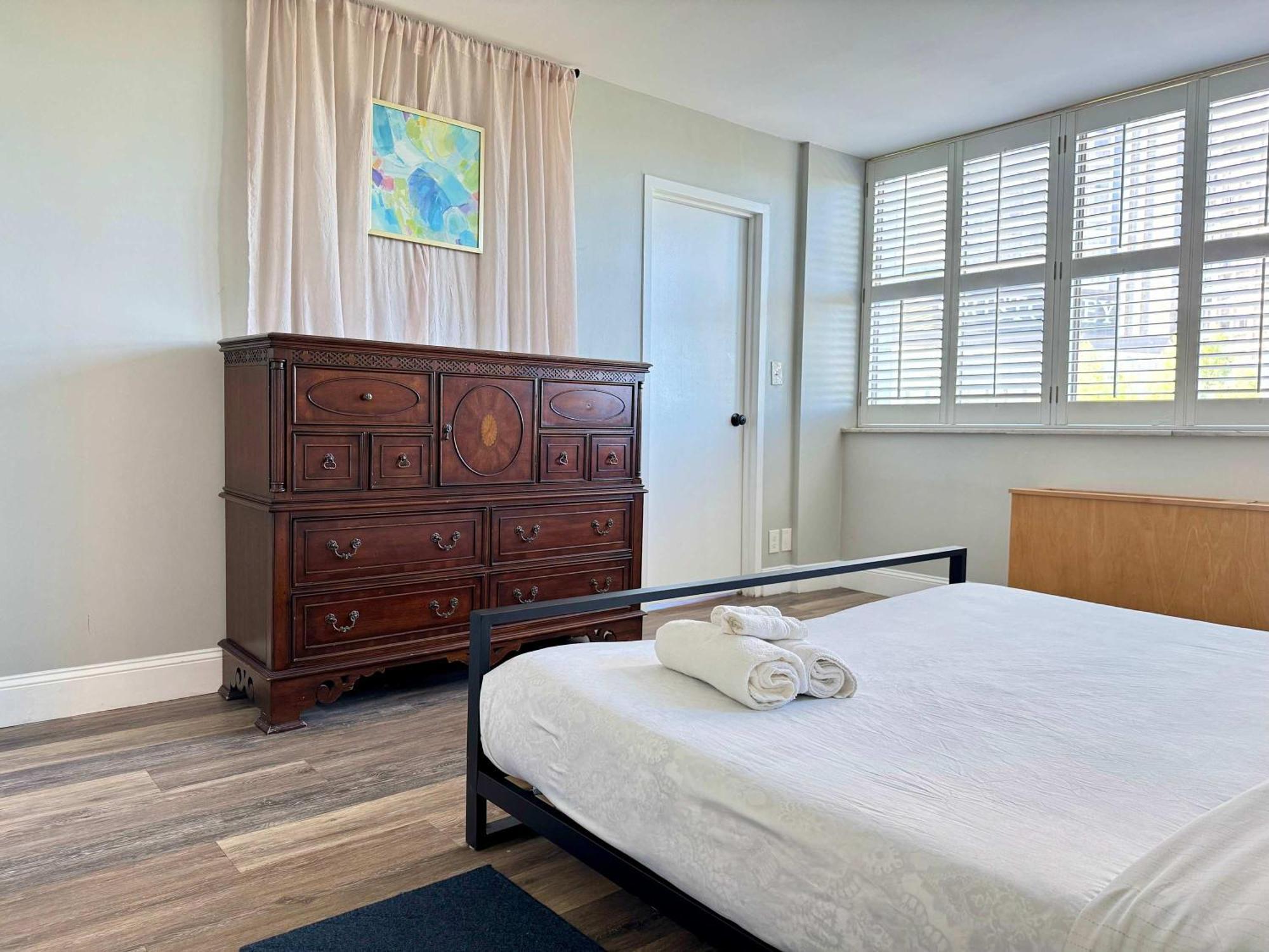 Downtown! High Rise! Onsite Parking Lm609