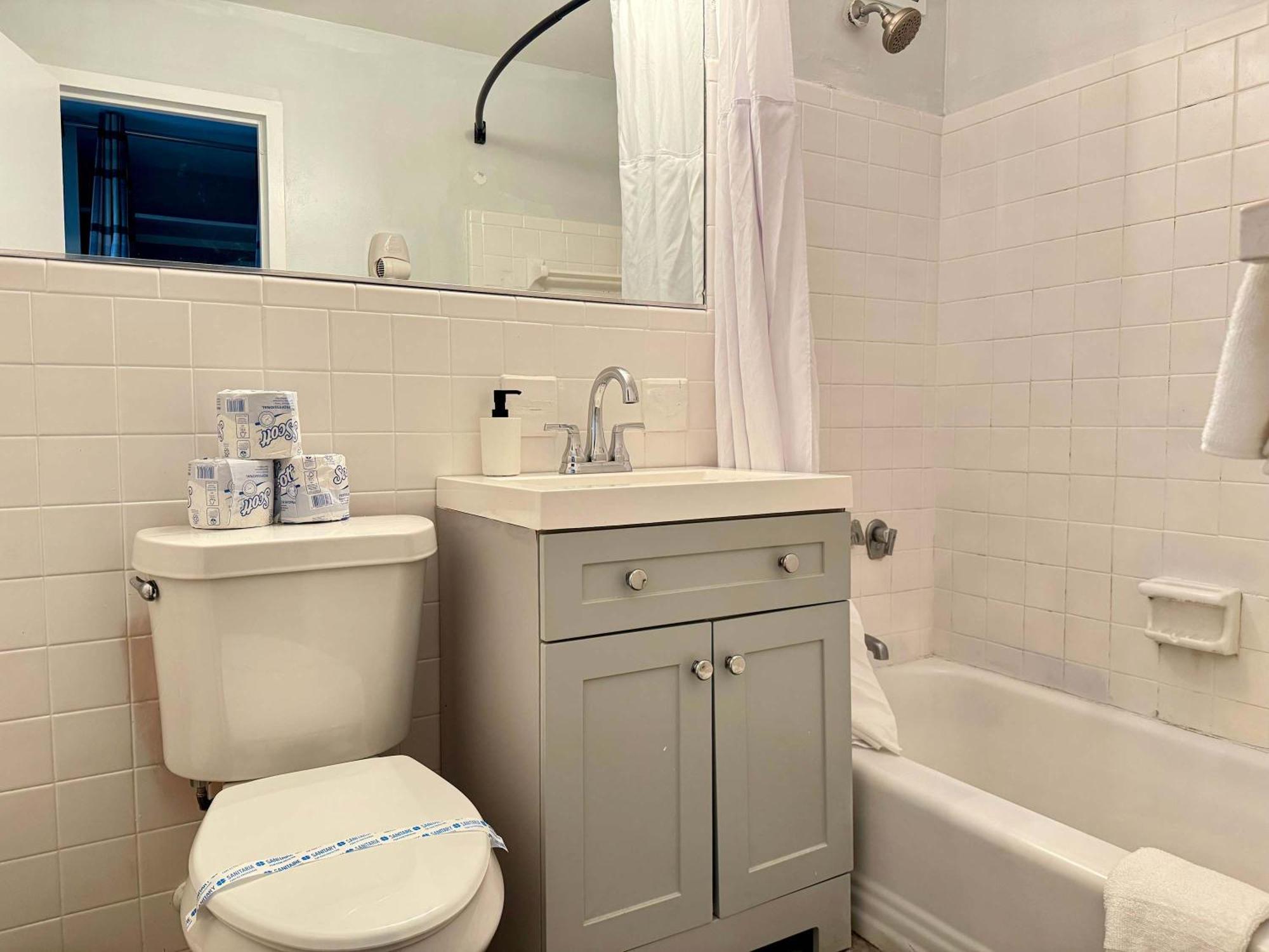 Downtown! High Rise! Onsite Parking Lm609
