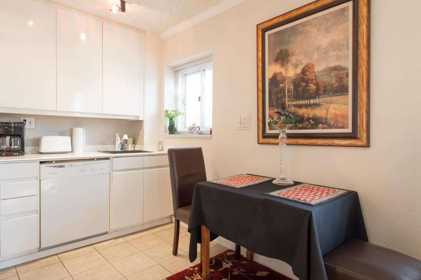 A Contemporary Unit, Downtown High-rise! Holiday home *