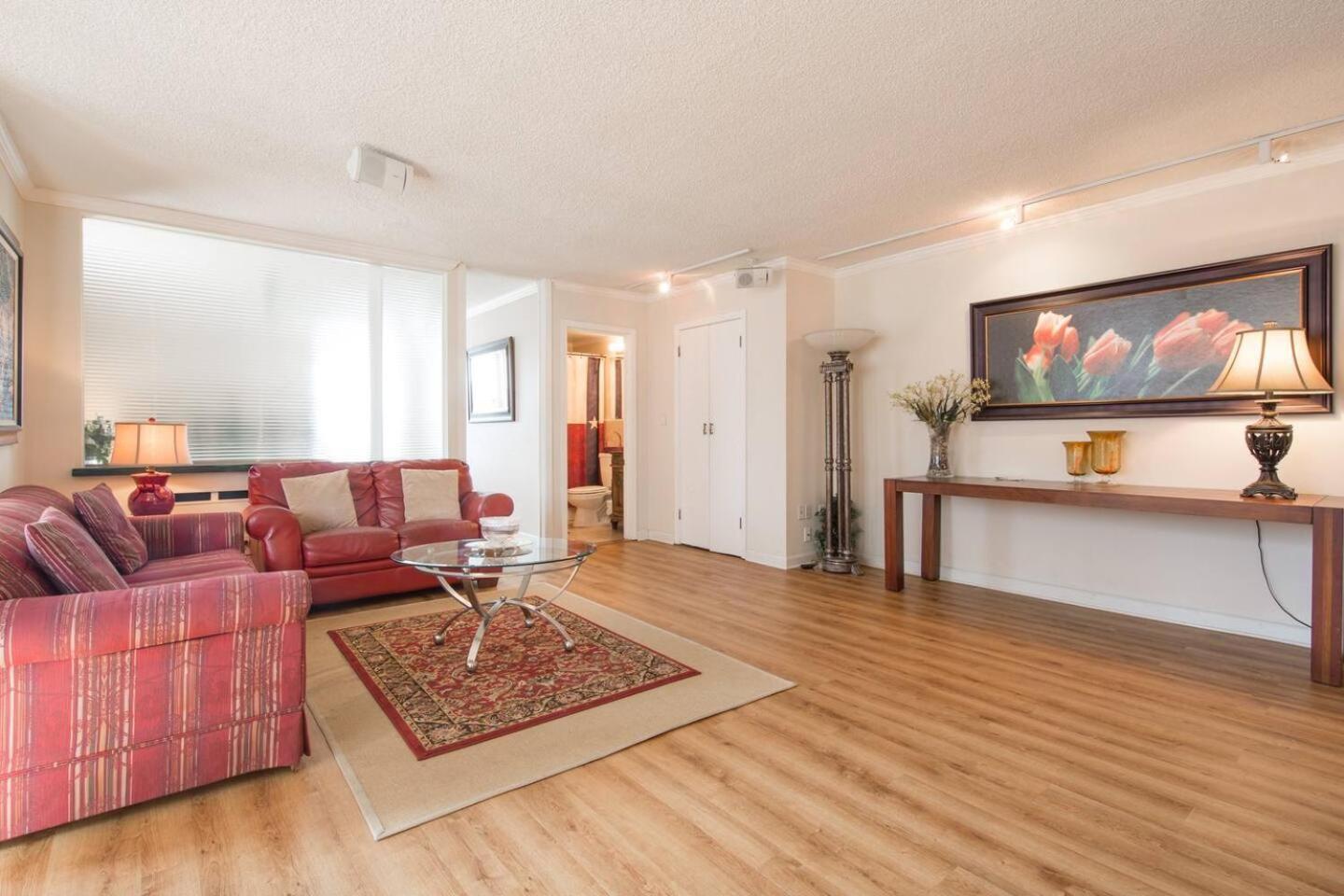 A Contemporary Unit, Downtown High-rise! Holiday home *