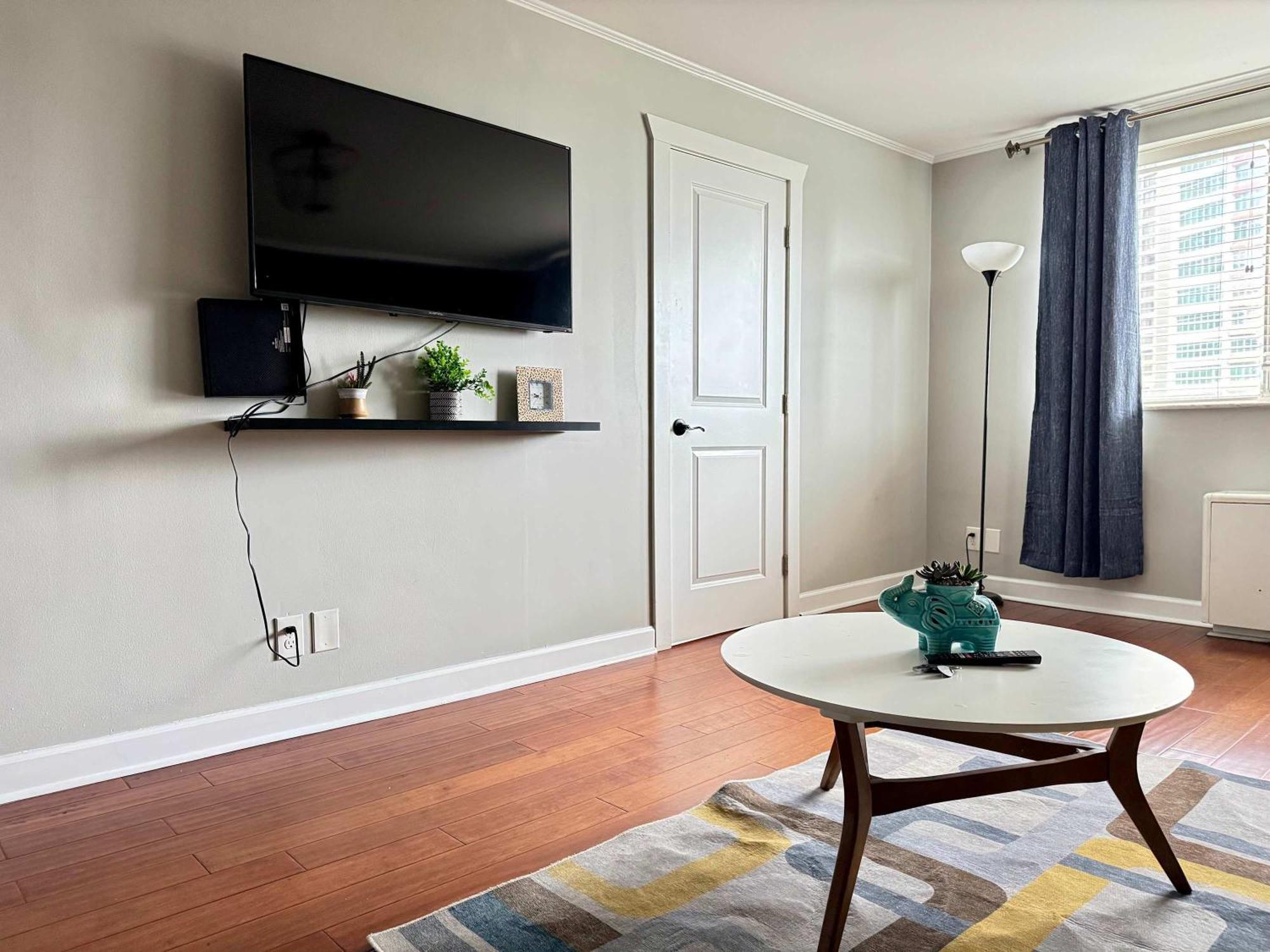 2br Chic Downtown Atl W Free Parking Lm602 Holiday home