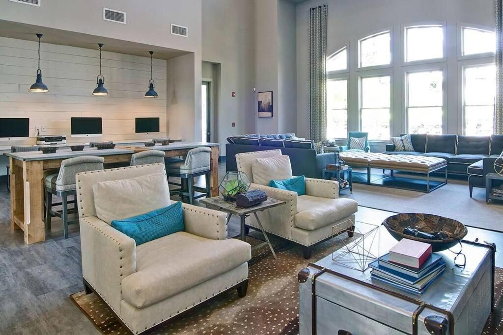 The Golden Noir Retreat-buckhead * Atlanta