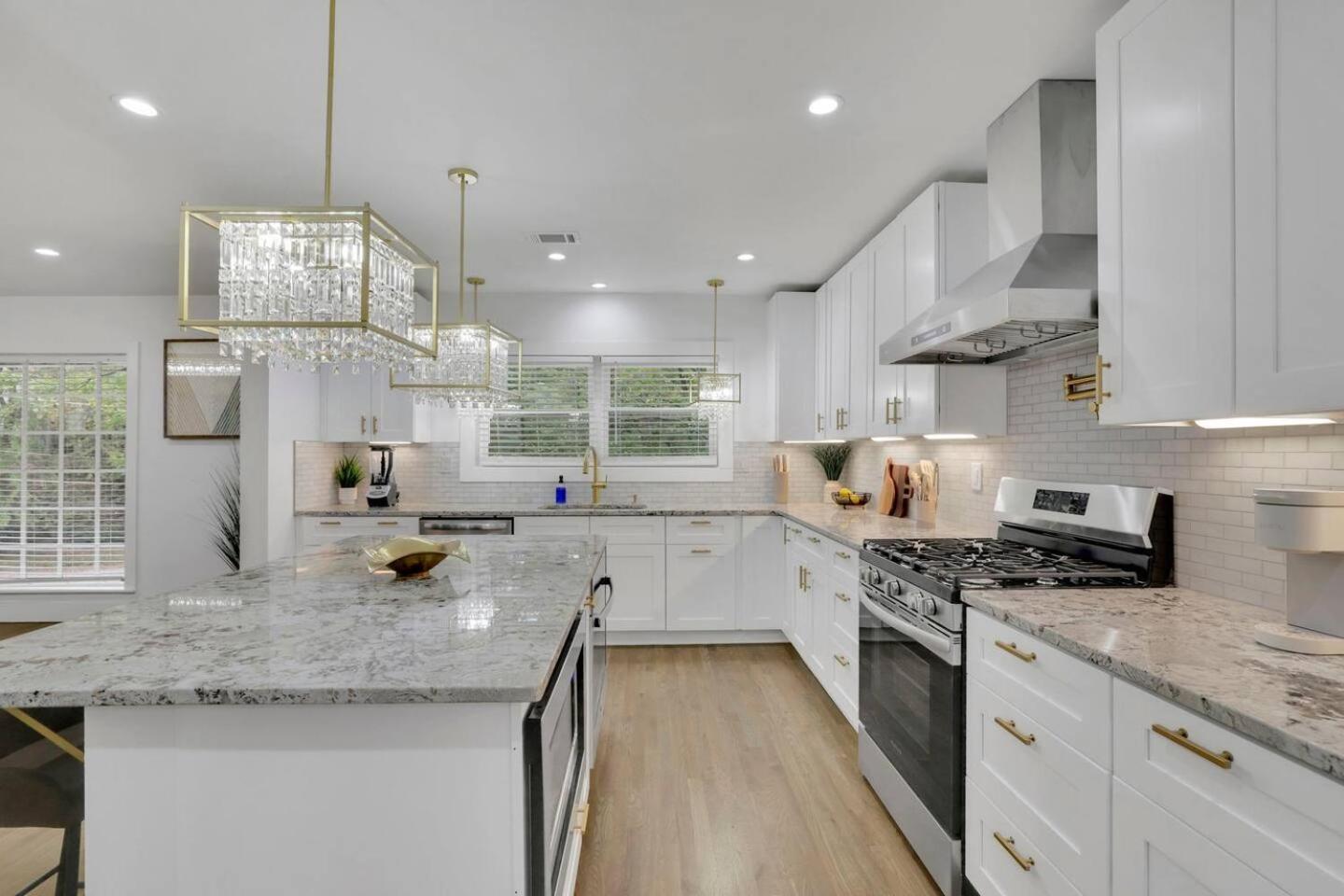 Luxury 7br Buckhead Oasis Wpool,gameroom&firepit Holiday home