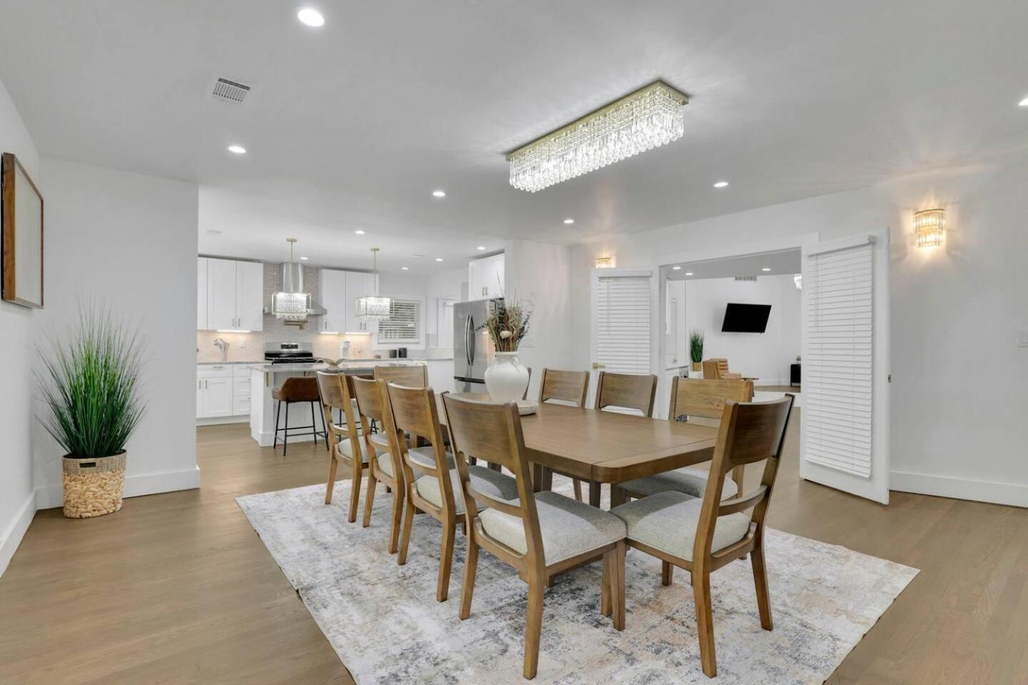 Luxury 7br Buckhead Oasis Wpool,gameroom&firepit Holiday home Atlanta