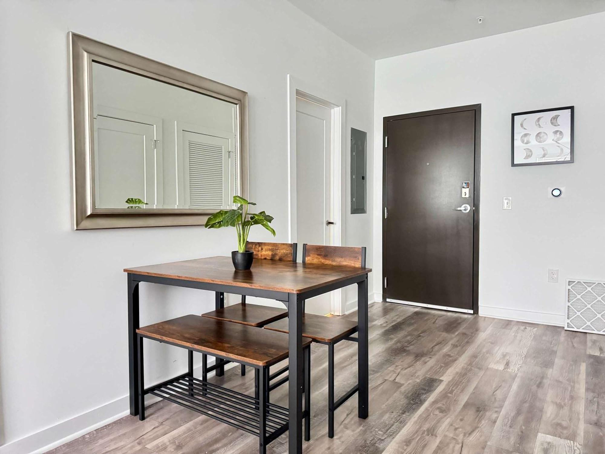 Luxury New 1b1b Private Balcony View 525pkwy Holiday home