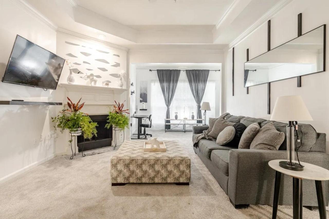 Luxury -2br- Buckhead Retreat - Free Parking Apartment