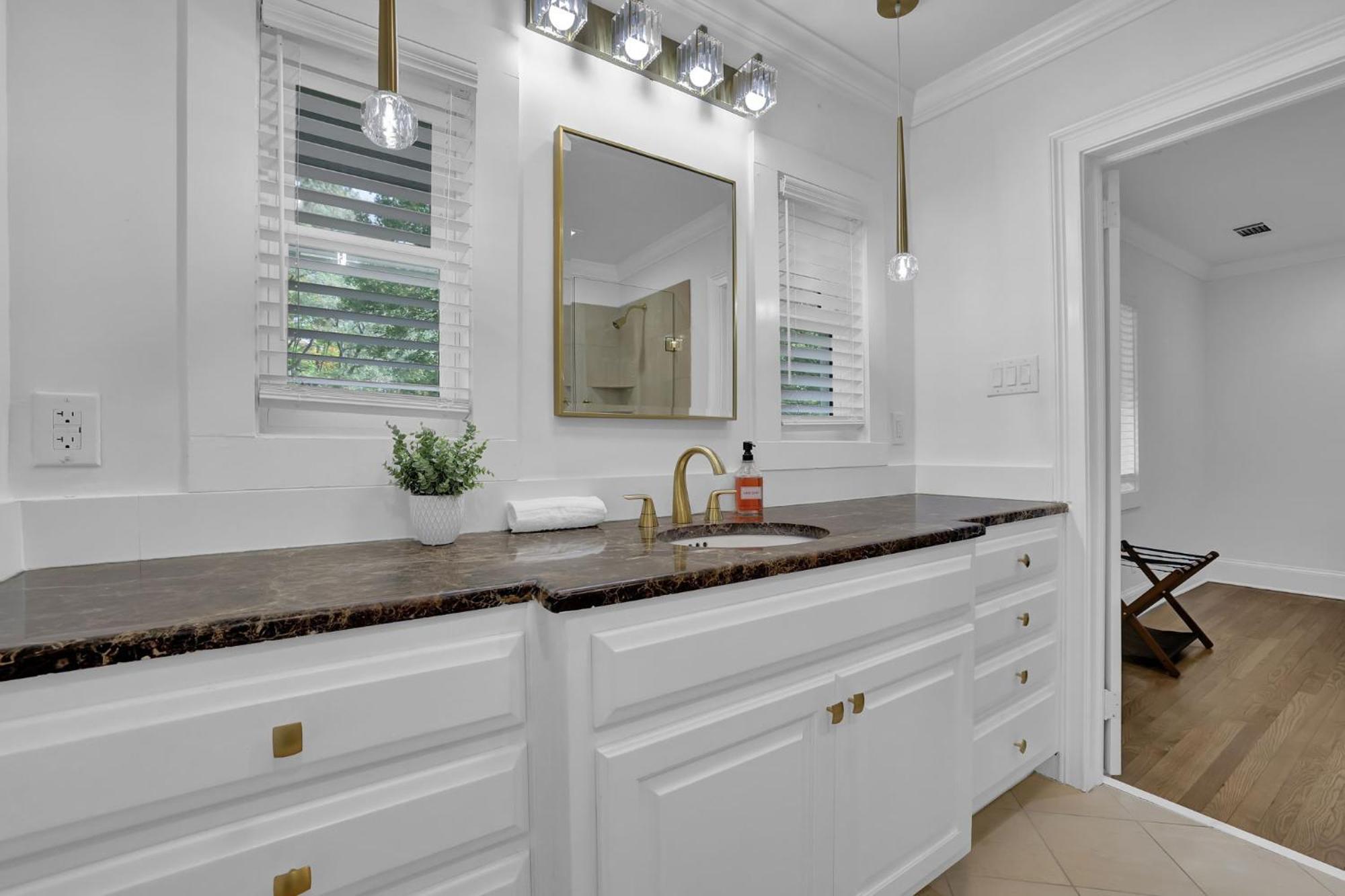 Luxury 7br Buckhead Oasis Wpool,gameroom&firepit Holiday home Atlanta