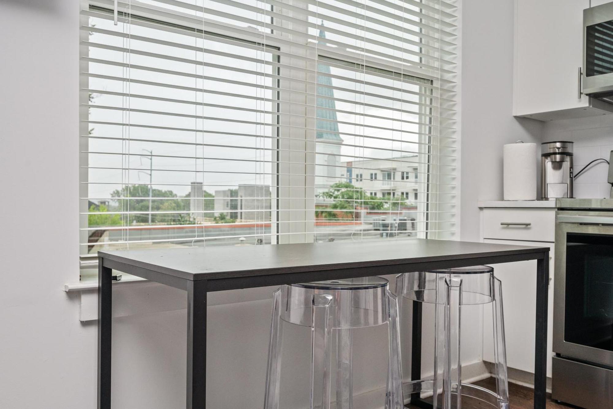 Holiday home Luxury 1b1b With Balcony Downtown 542blvd *