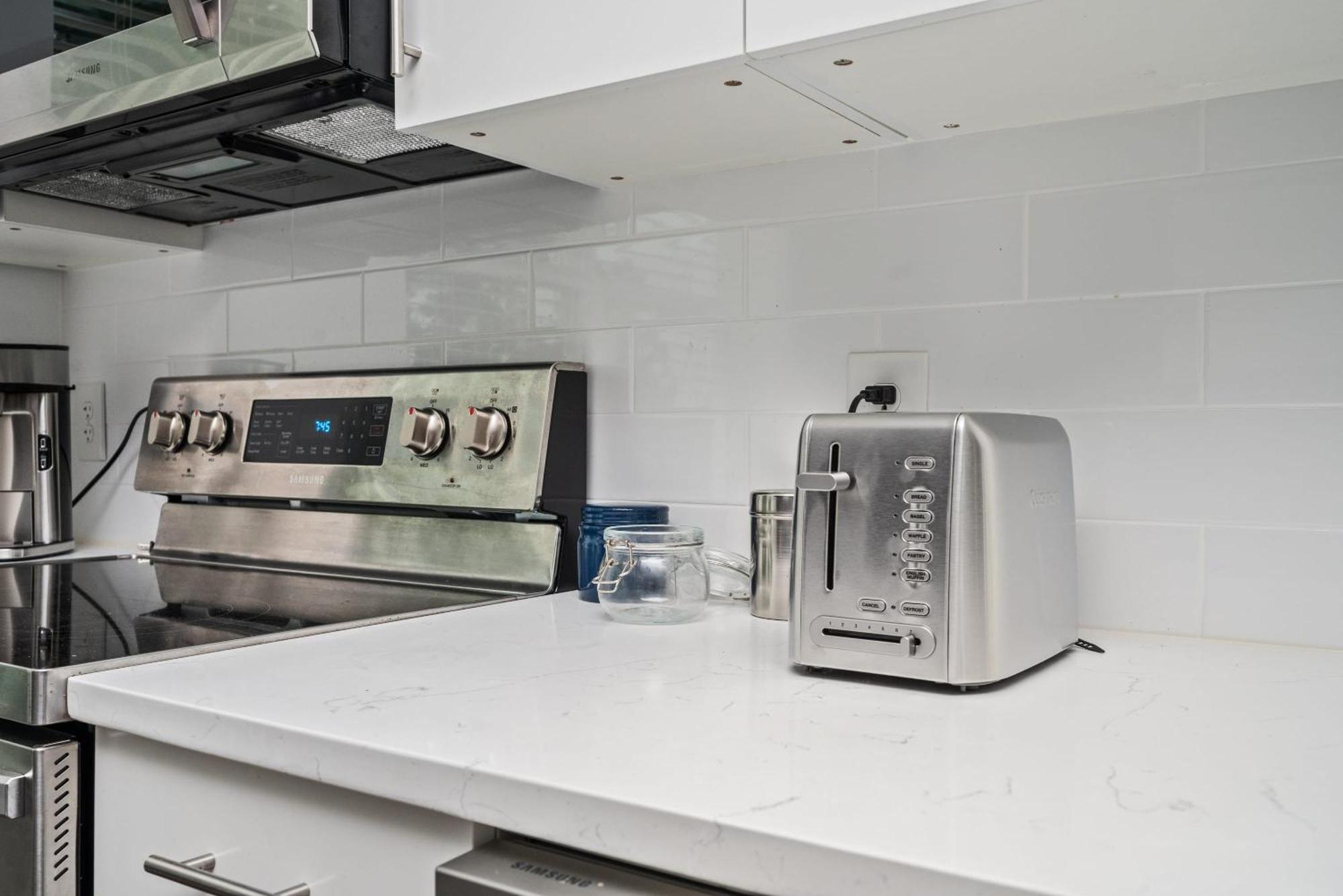 Holiday home Luxury 1b1b With Balcony Downtown 542blvd *