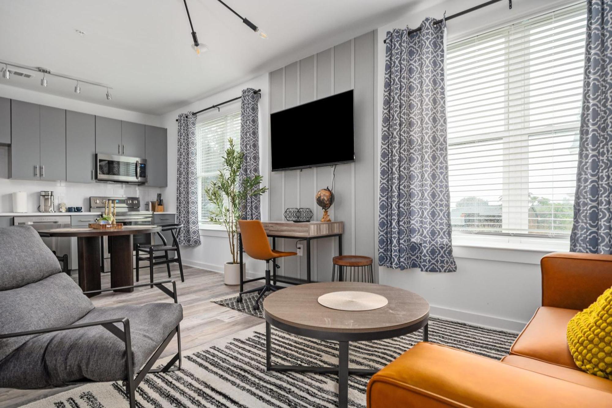 Luxury 1b1b With Balcony Downtown 542blvd Holiday home *