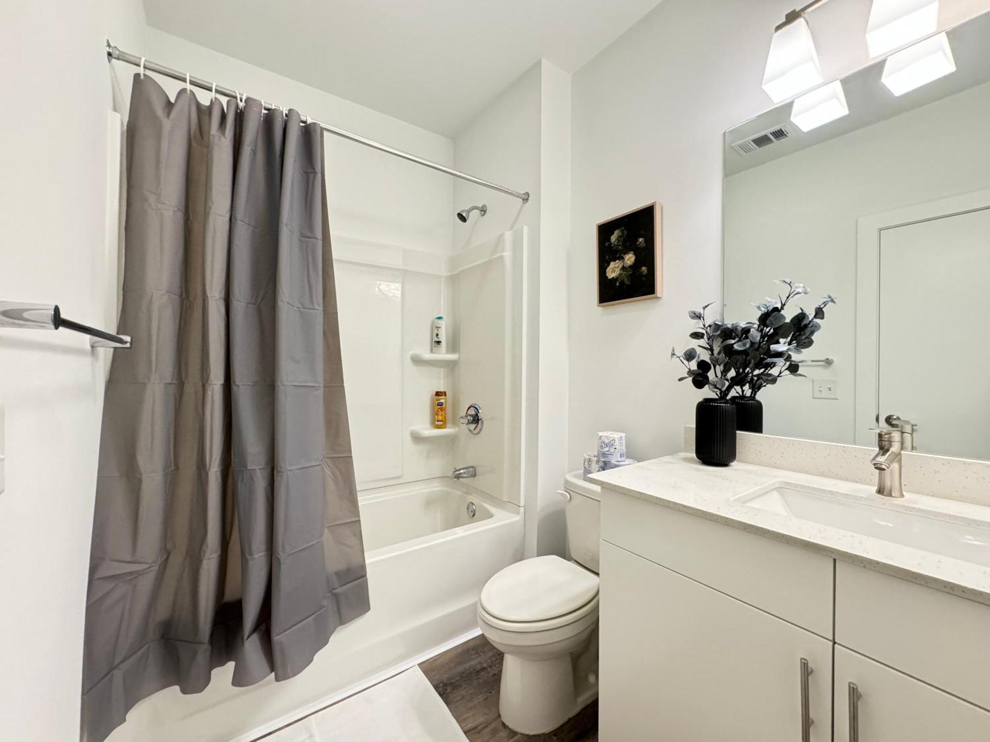 Luxury 1b1b With Balcony Downtown 542blvd Holiday home *