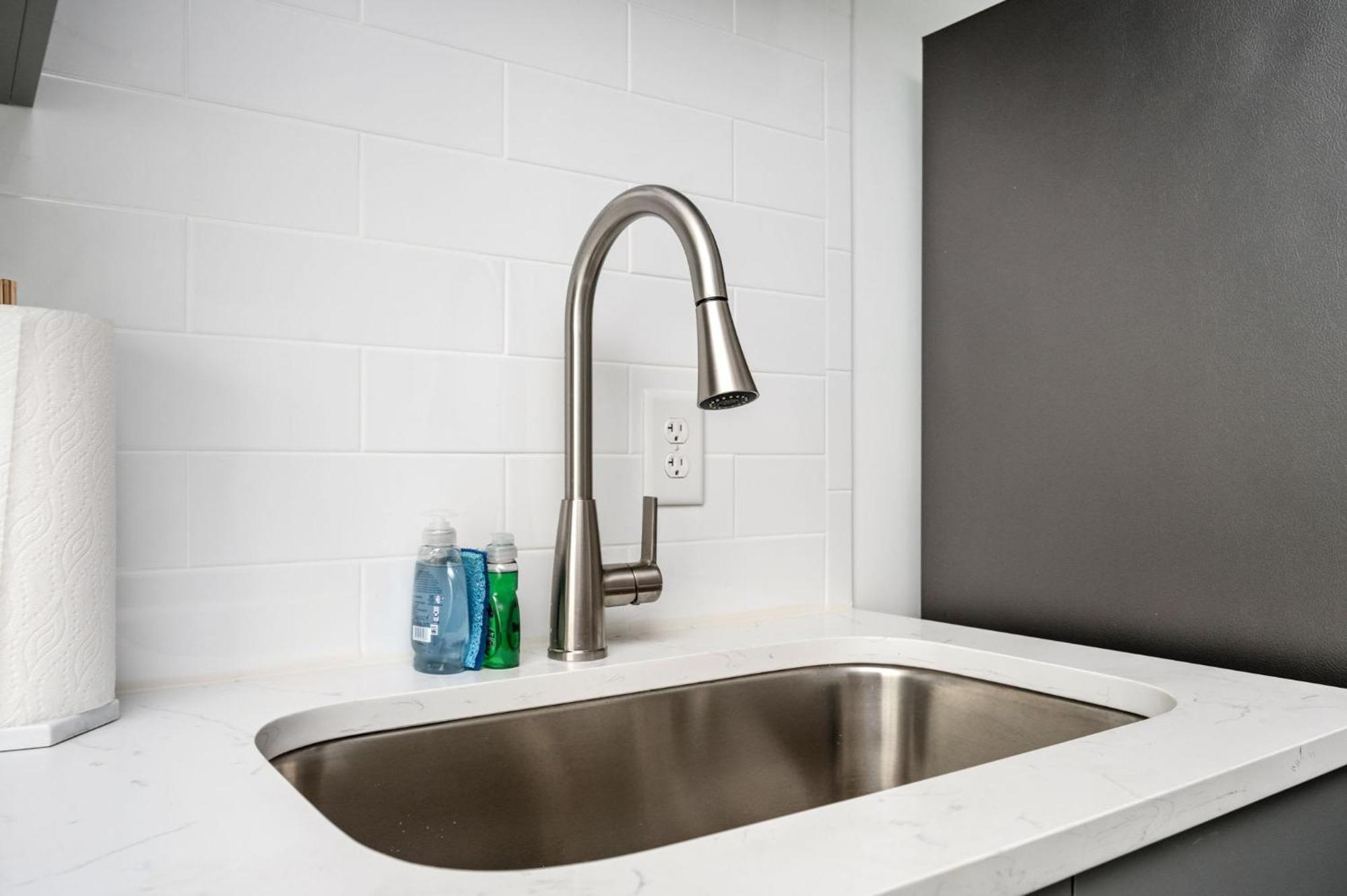Luxury 1b1b With Balcony Downtown 542blvd Holiday home