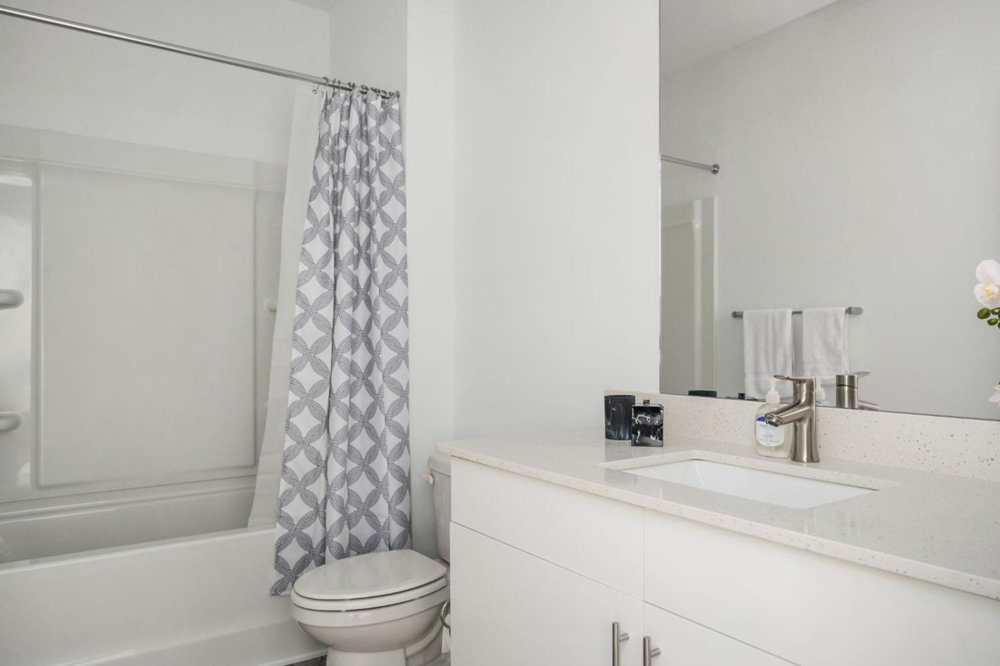 Luxury 1b1b With Balcony Downtown 542blvd