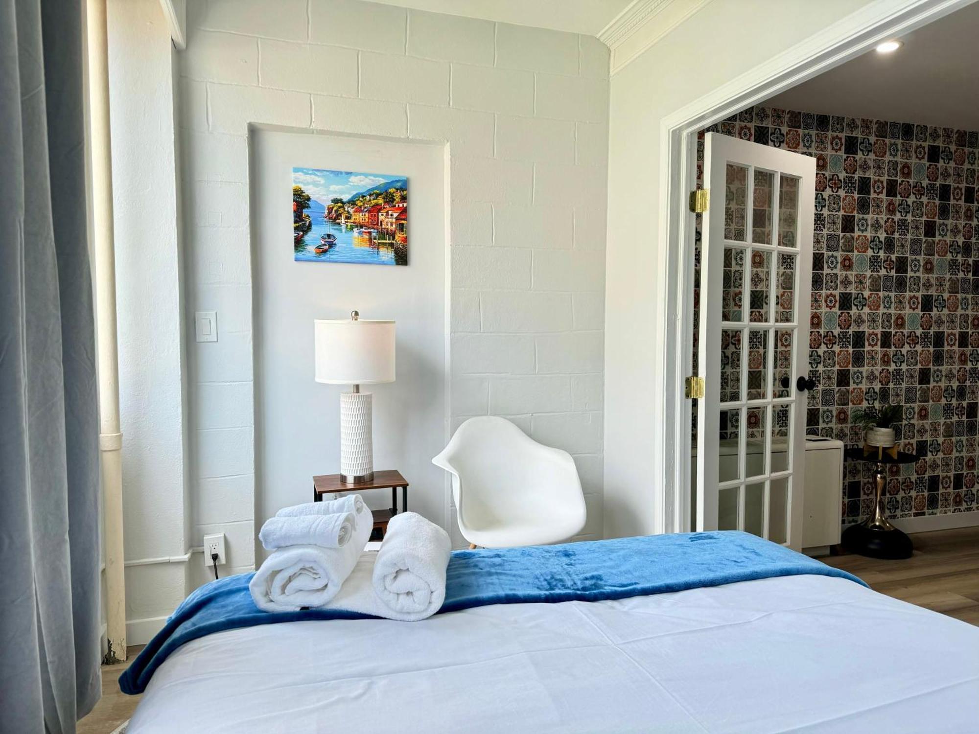 View Newly Renovated 3 Beds With Free Parking Lm909 *