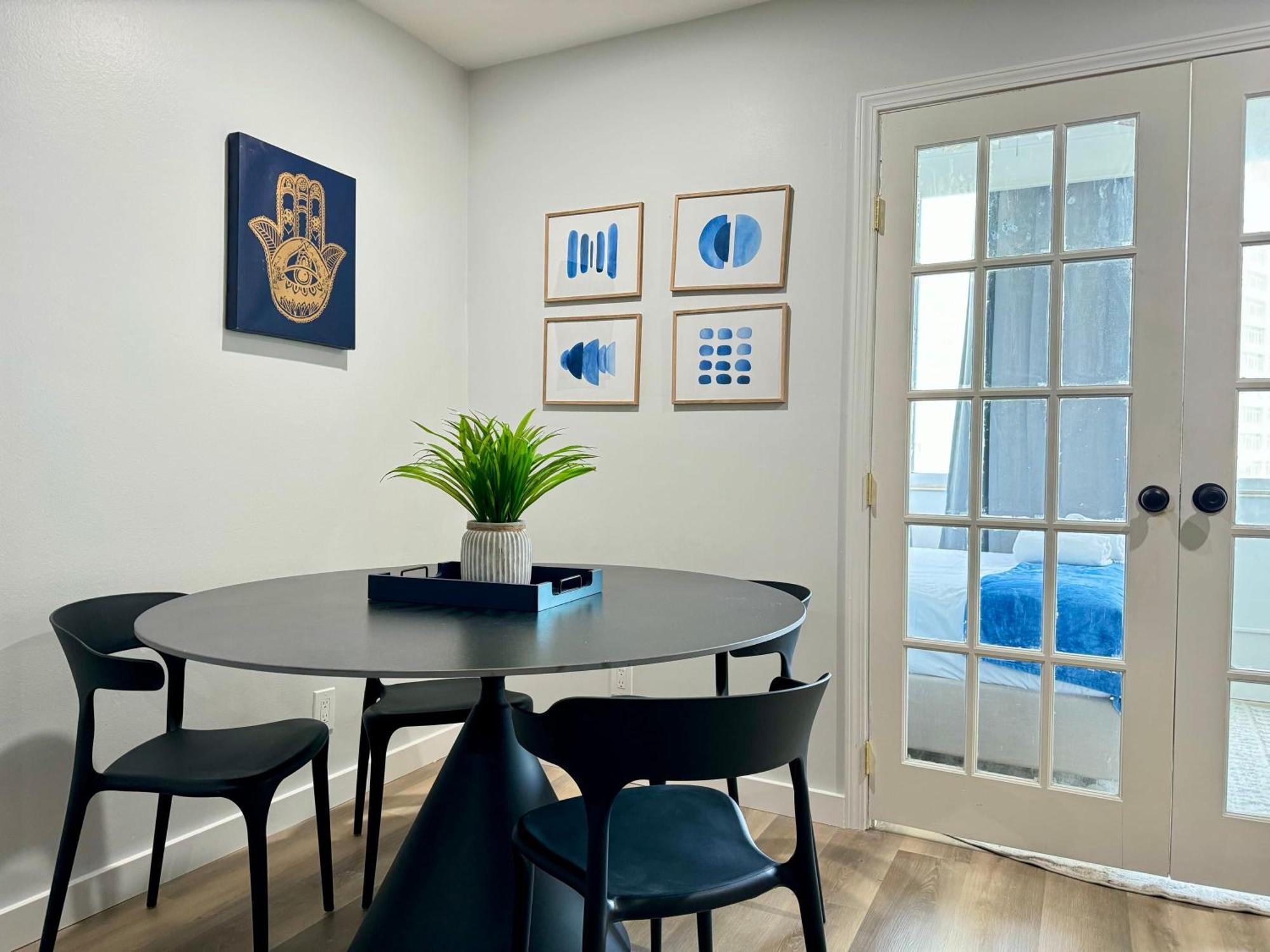 View Newly Renovated 3 Beds With Free Parking Lm909 *