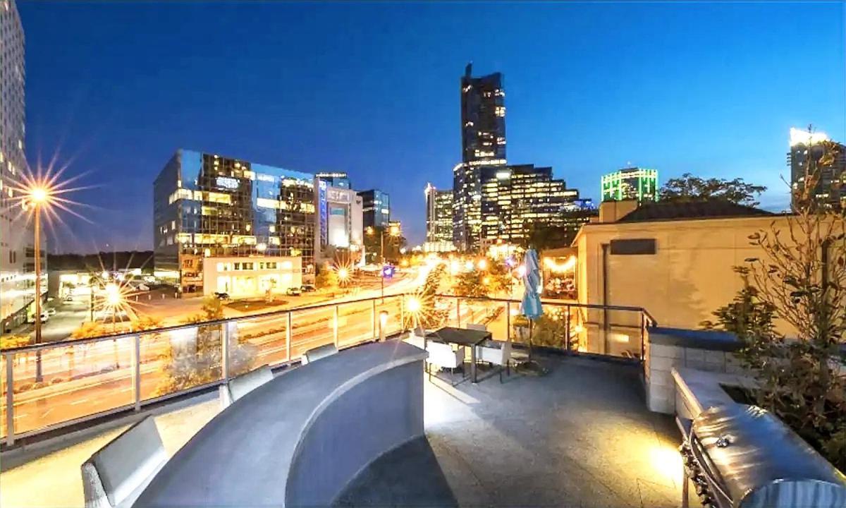 Apartment Skyline Retreat Penthouse, Floor, Year Round Pool, View!