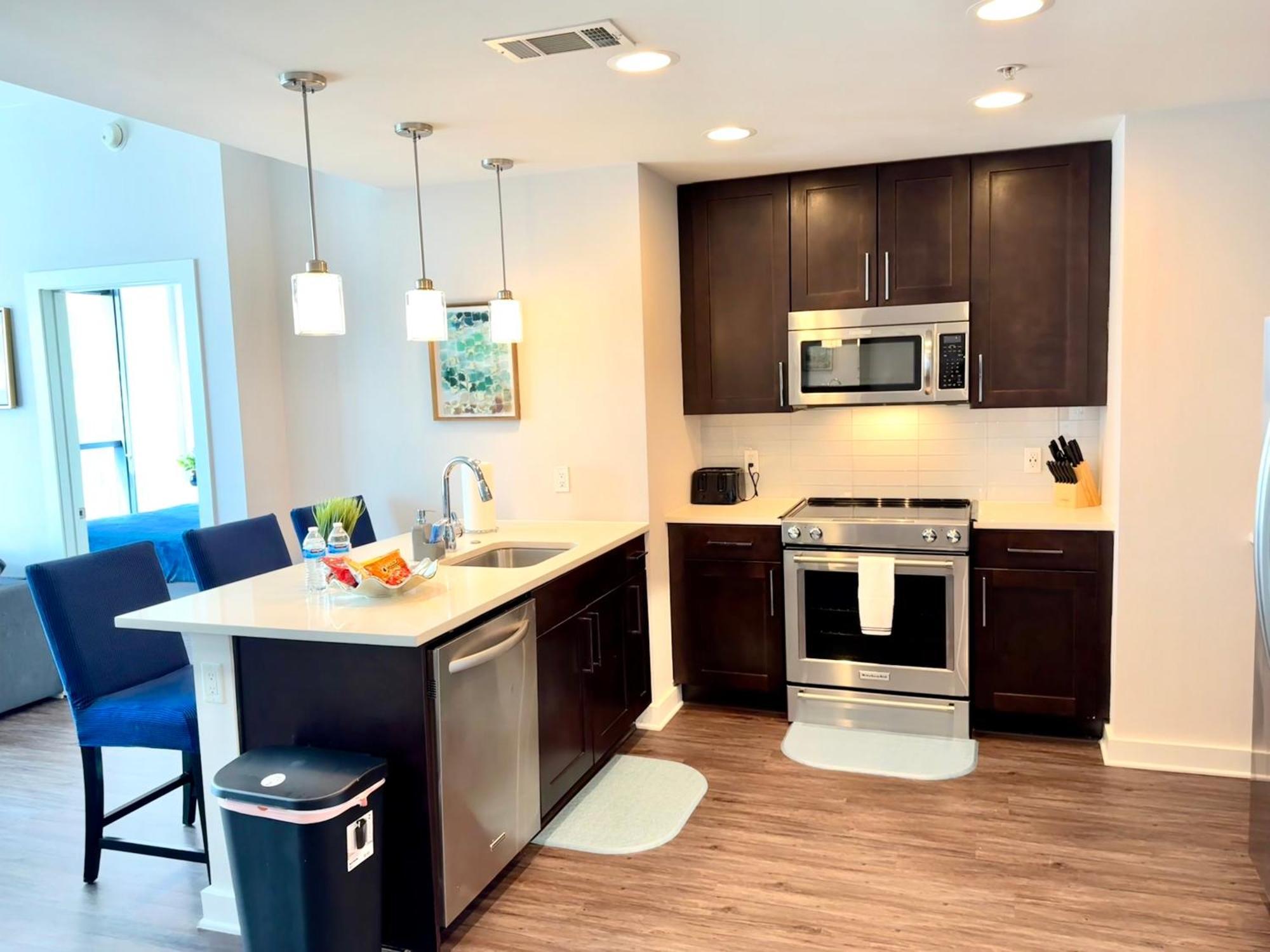 Skyline Retreat Penthouse, Floor, Year Round Pool, View! Apartment