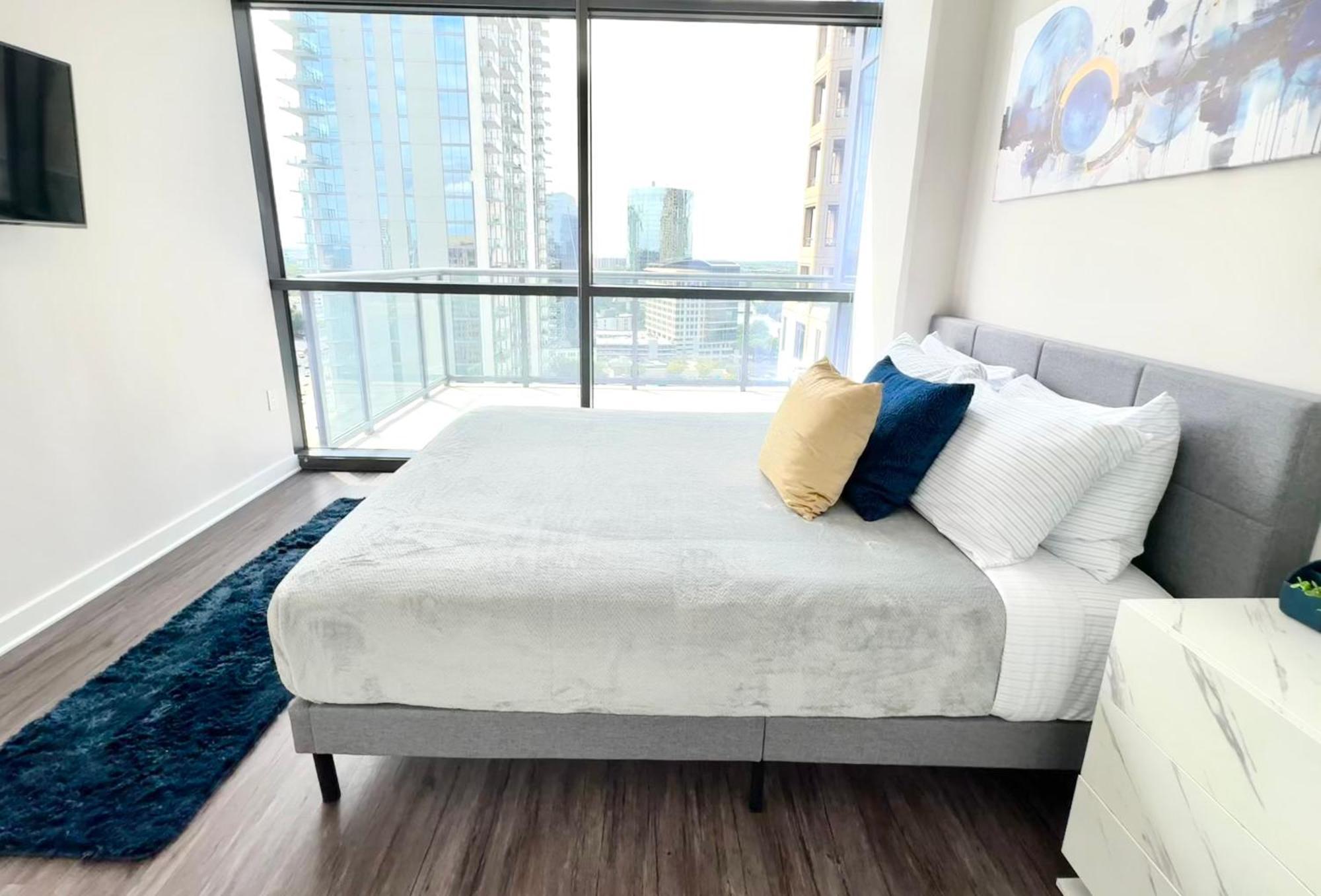 Skyline Retreat Penthouse, Floor, Year Round Pool, View! Apartment *