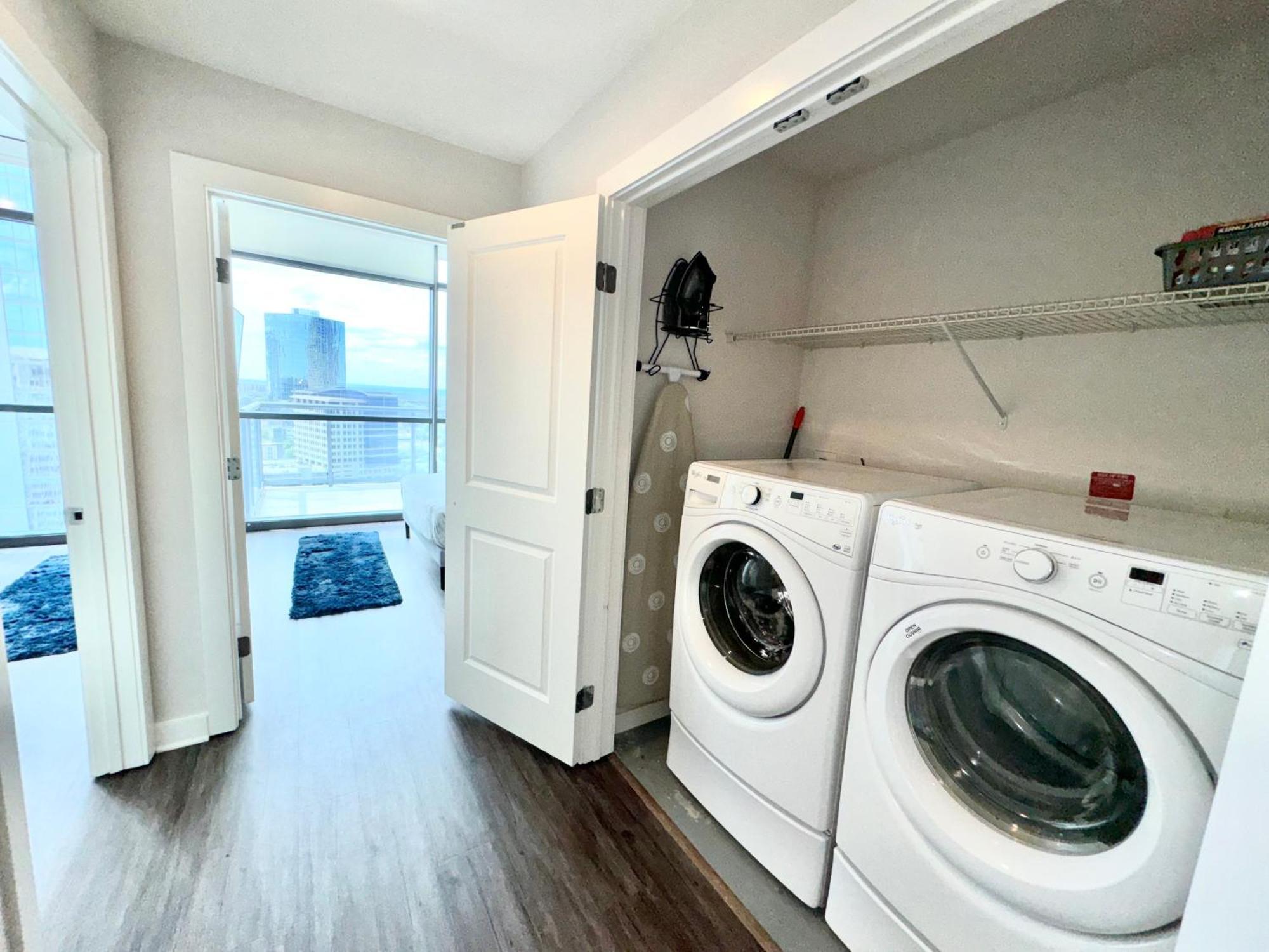 Skyline Retreat Penthouse, Floor, Year Round Pool, View! Apartment Atlanta