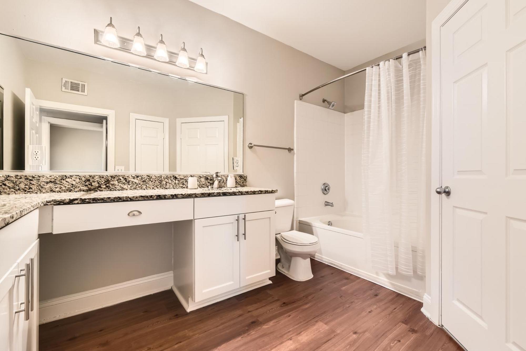 Crest At Midtown 1525 L 2 Bedroom 2 Bath Apartment *