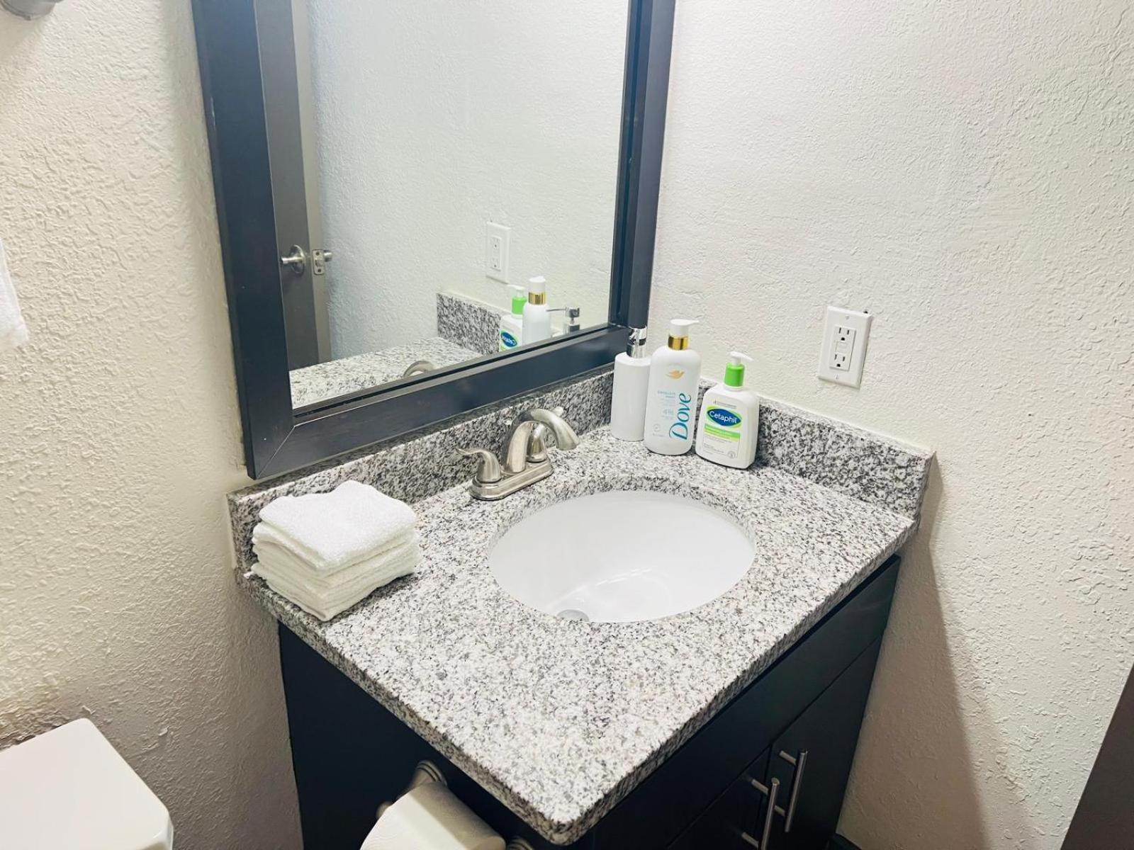 Entire Cozy 2-bedroom In Apartment