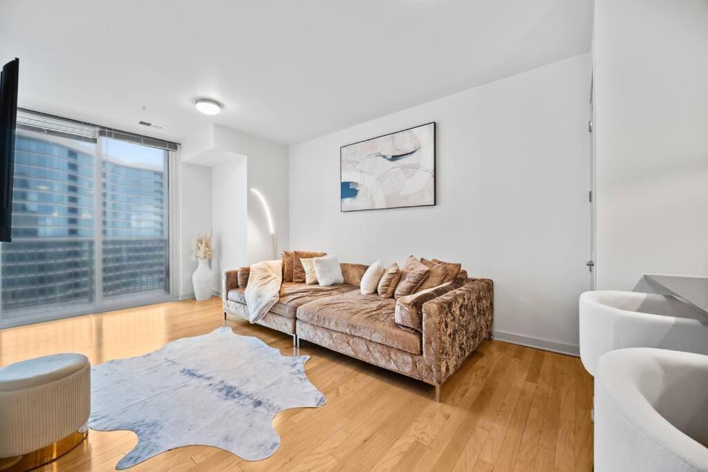 New! Luxury Champagne Towers Kingbed Freeparking Apartment