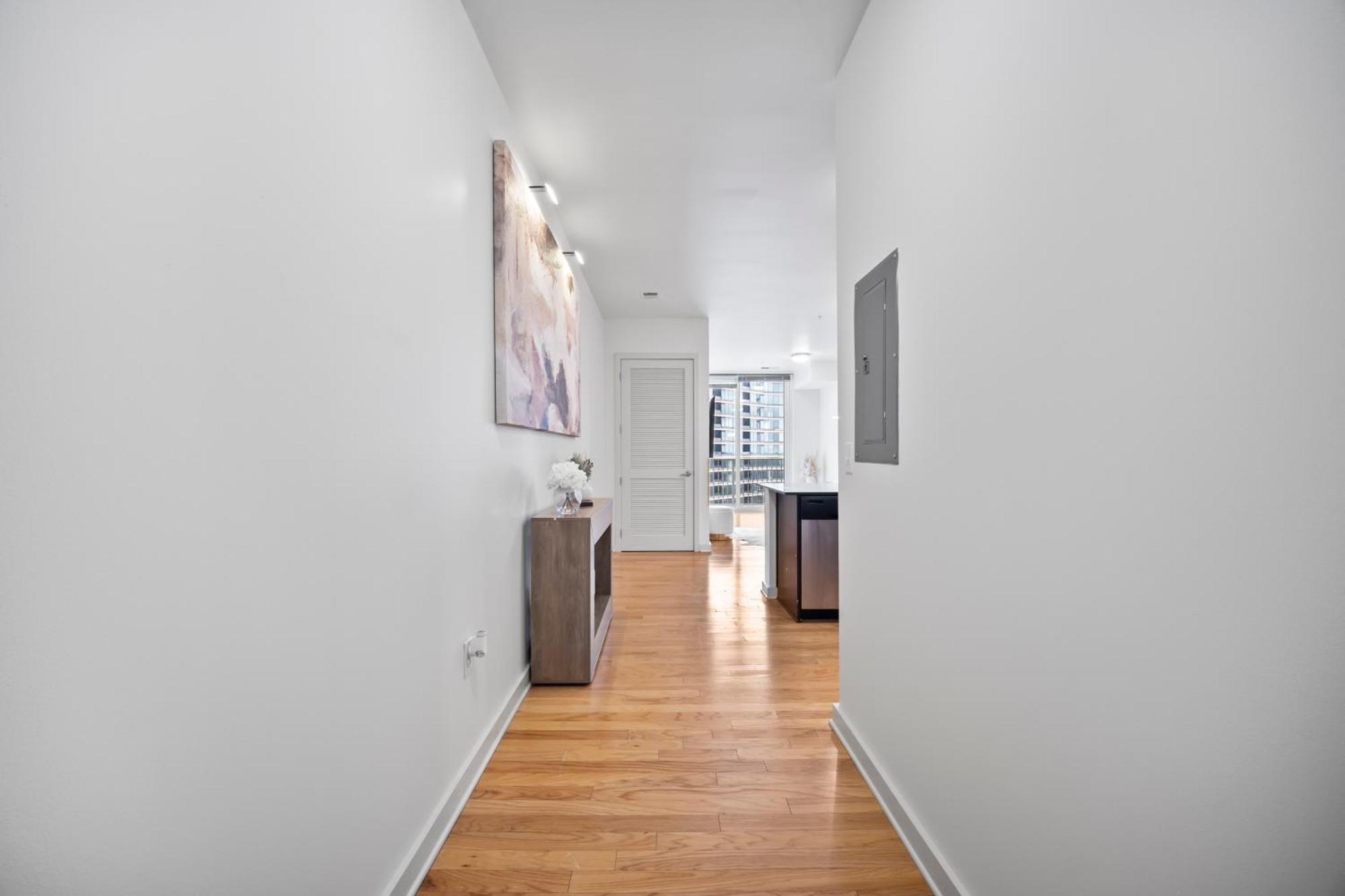 New! Luxury Champagne Towers Kingbed Freeparking Apartment