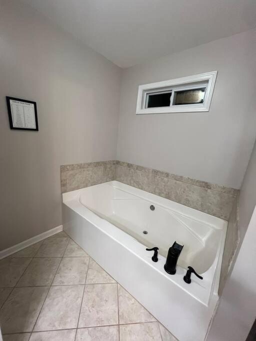 Spacious Gorgeous 3bd With Large Deck Close To Everything *