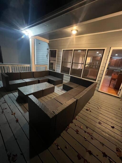 Spacious Gorgeous 3bd With Large Deck Close To Everything