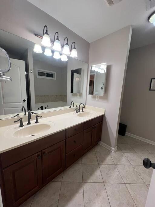 Spacious Gorgeous 3bd With Large Deck Close To Everything Holiday home *