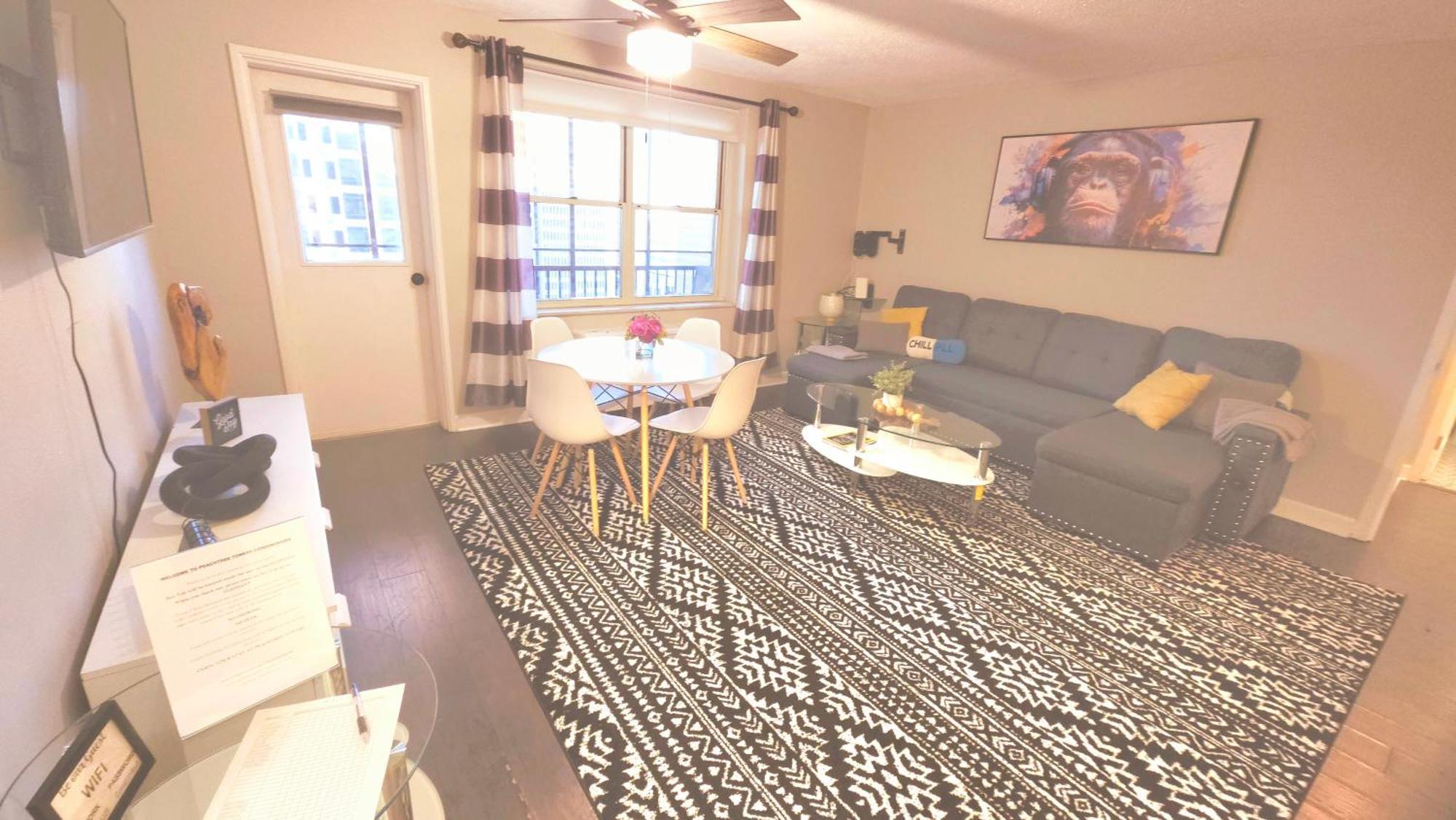 Apartment Comfy Downtown With Balcony