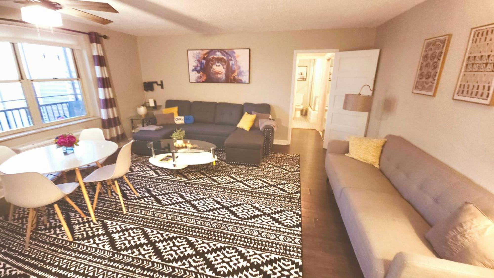 Comfy Downtown With Balcony *