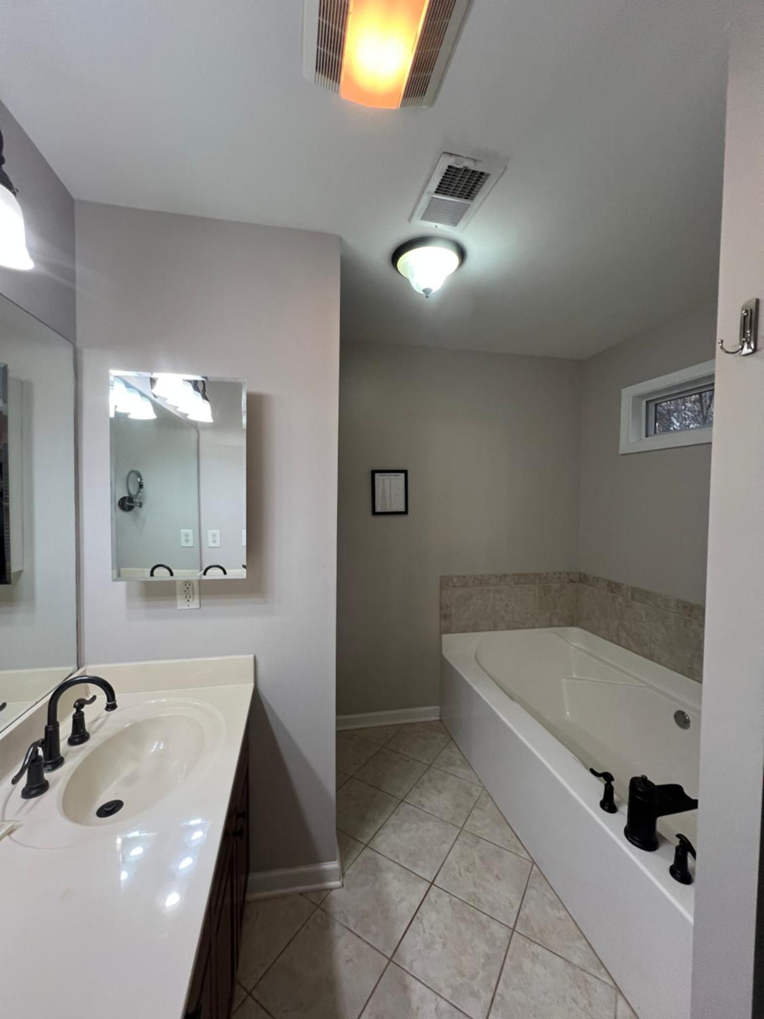 Spacious Gorgeous 3bd With Large Deck Close To Everything Holiday home