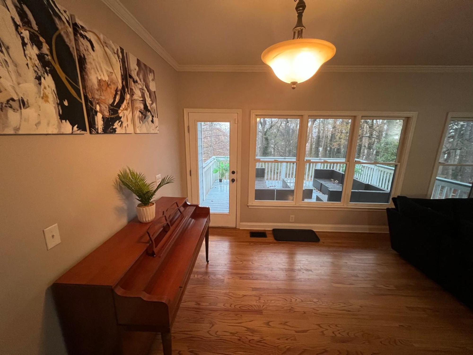 Spacious Gorgeous 3bd With Large Deck Close To Everything