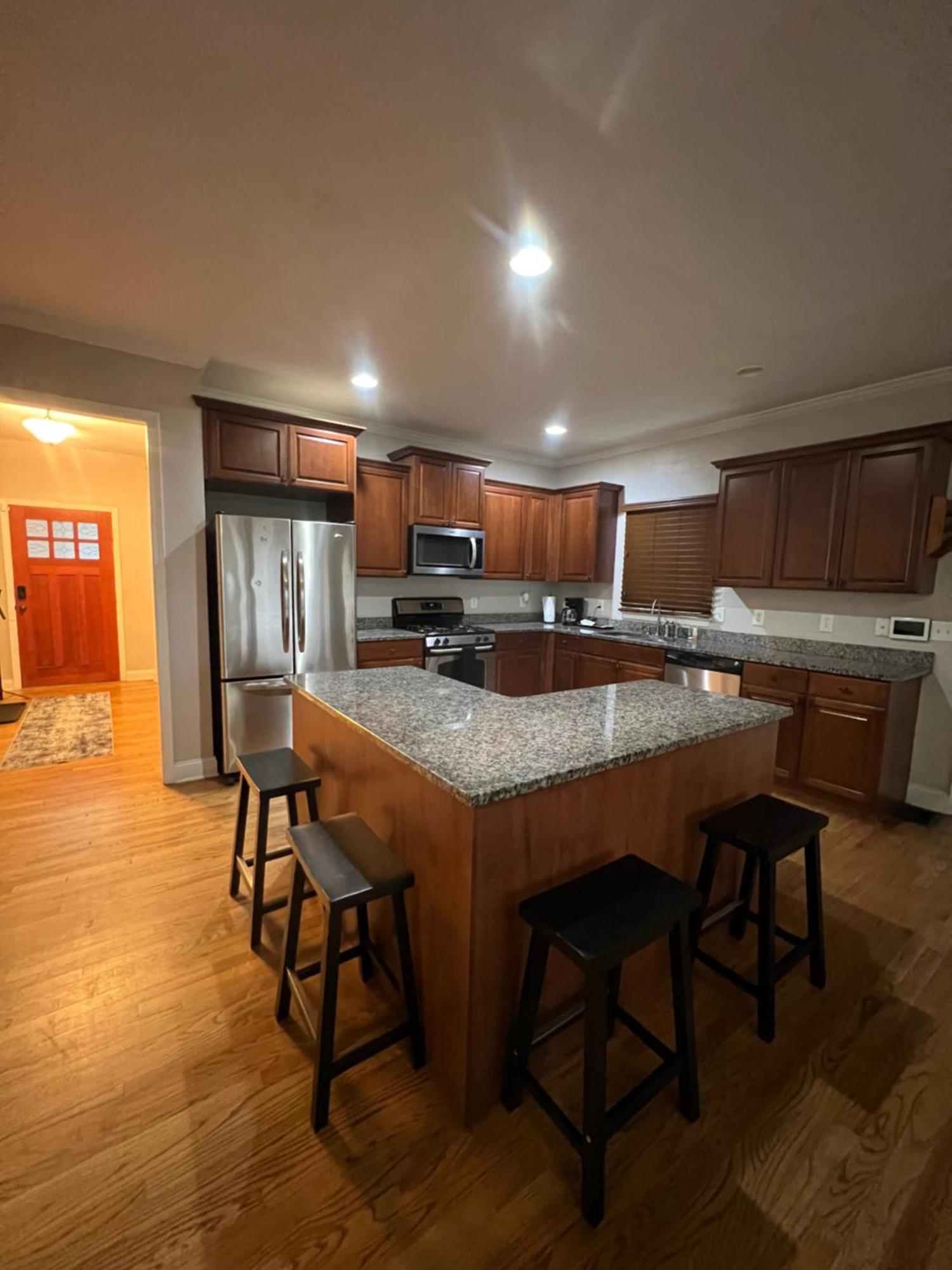 Holiday home Spacious Gorgeous 3bd With Large Deck Close To Everything *