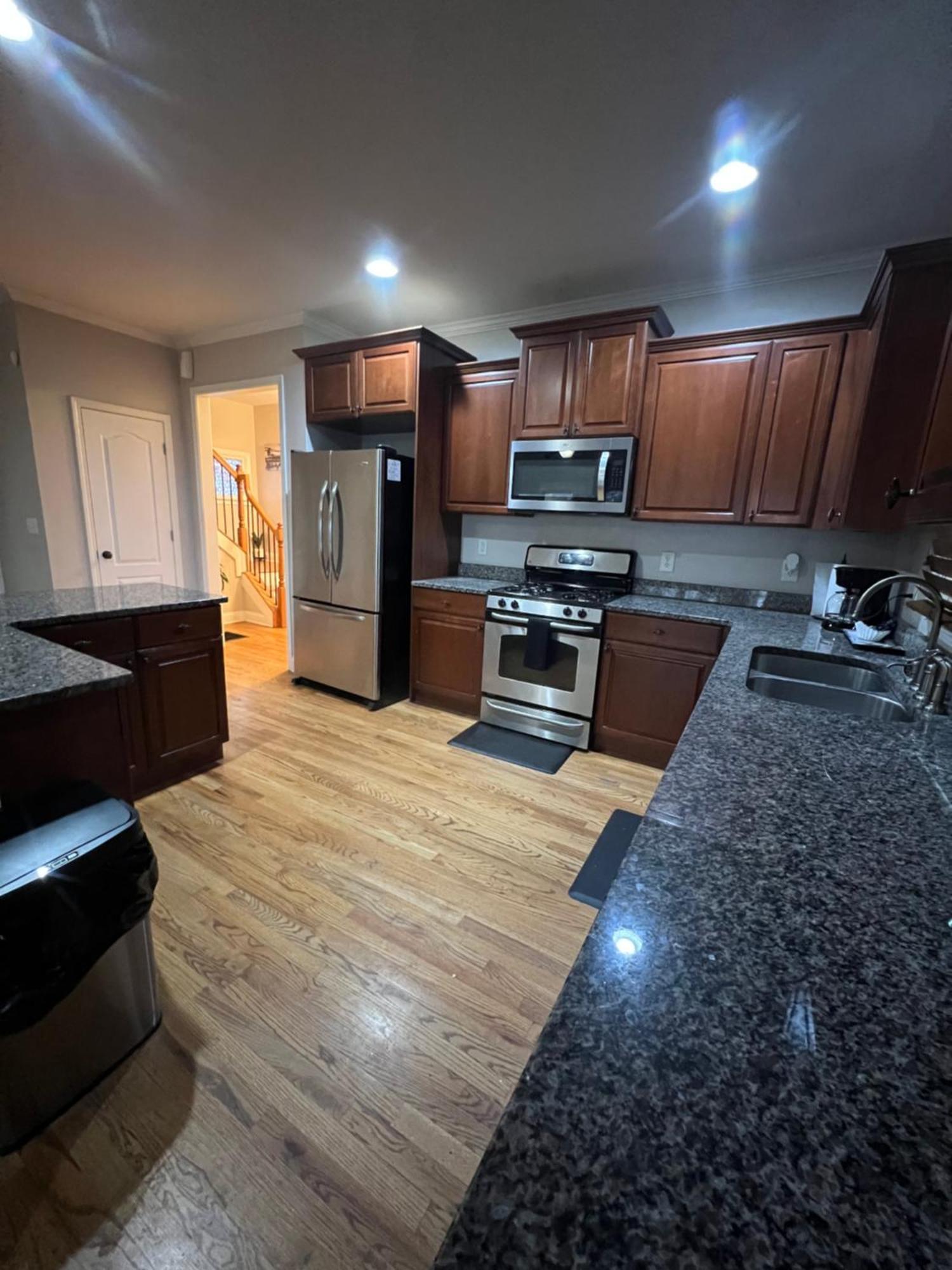 Spacious Gorgeous 3bd With Large Deck Close To Everything Holiday home