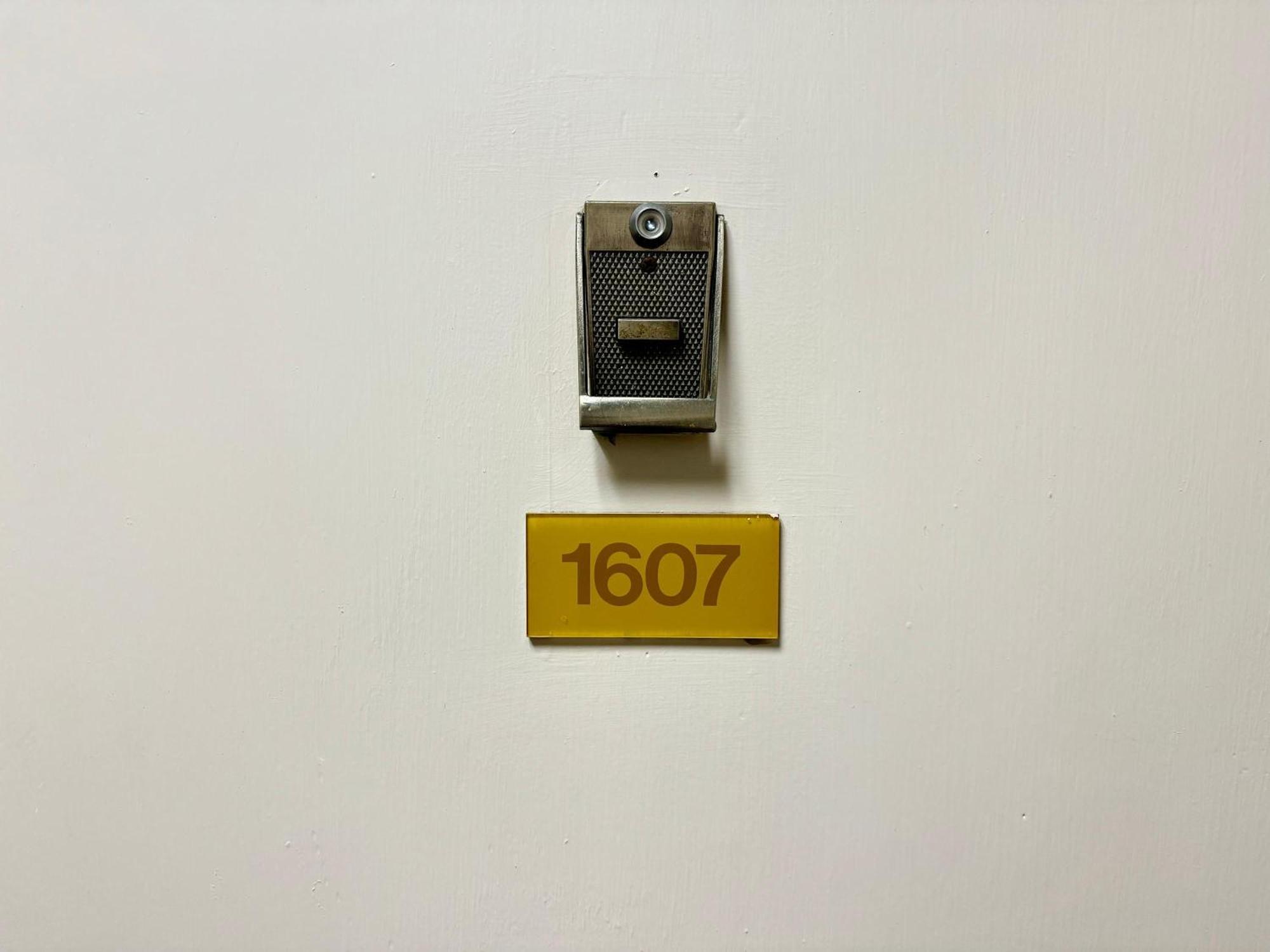 View 16th Floor 2 Bath Free Parking Lm1607
