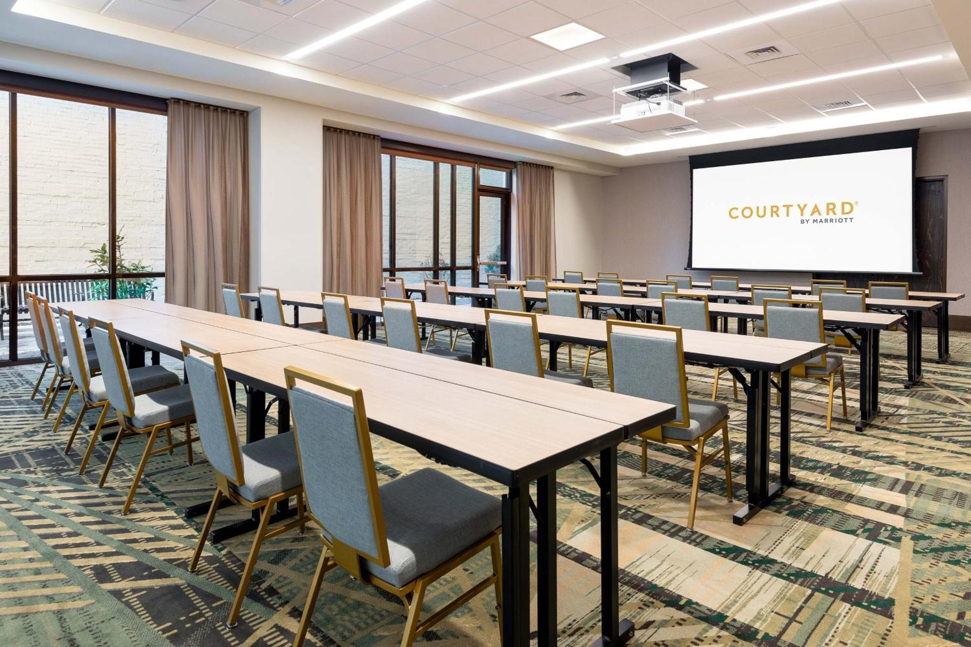 Courtyard By Marriott Midtown 3*