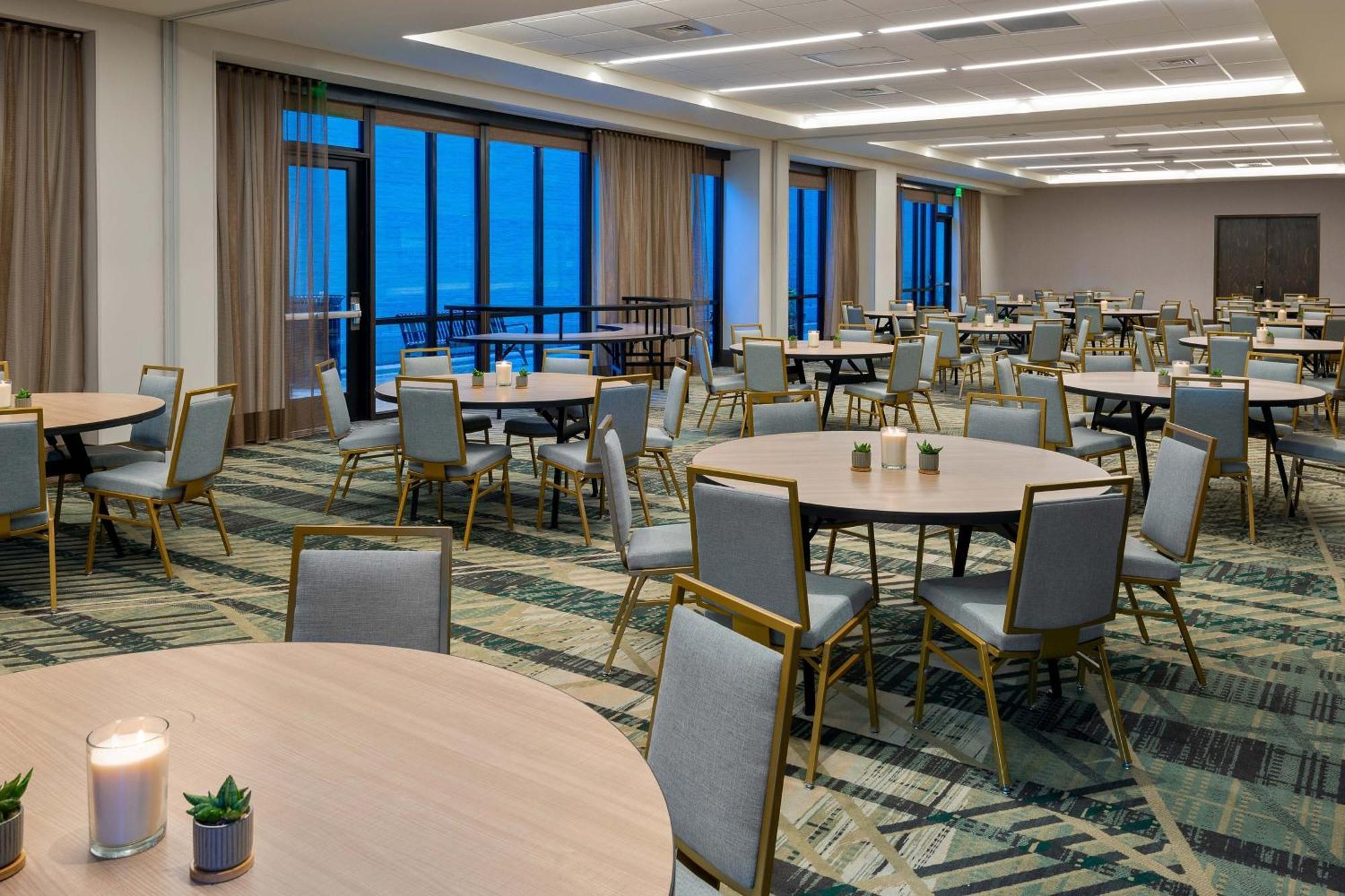 Courtyard By Marriott Midtown